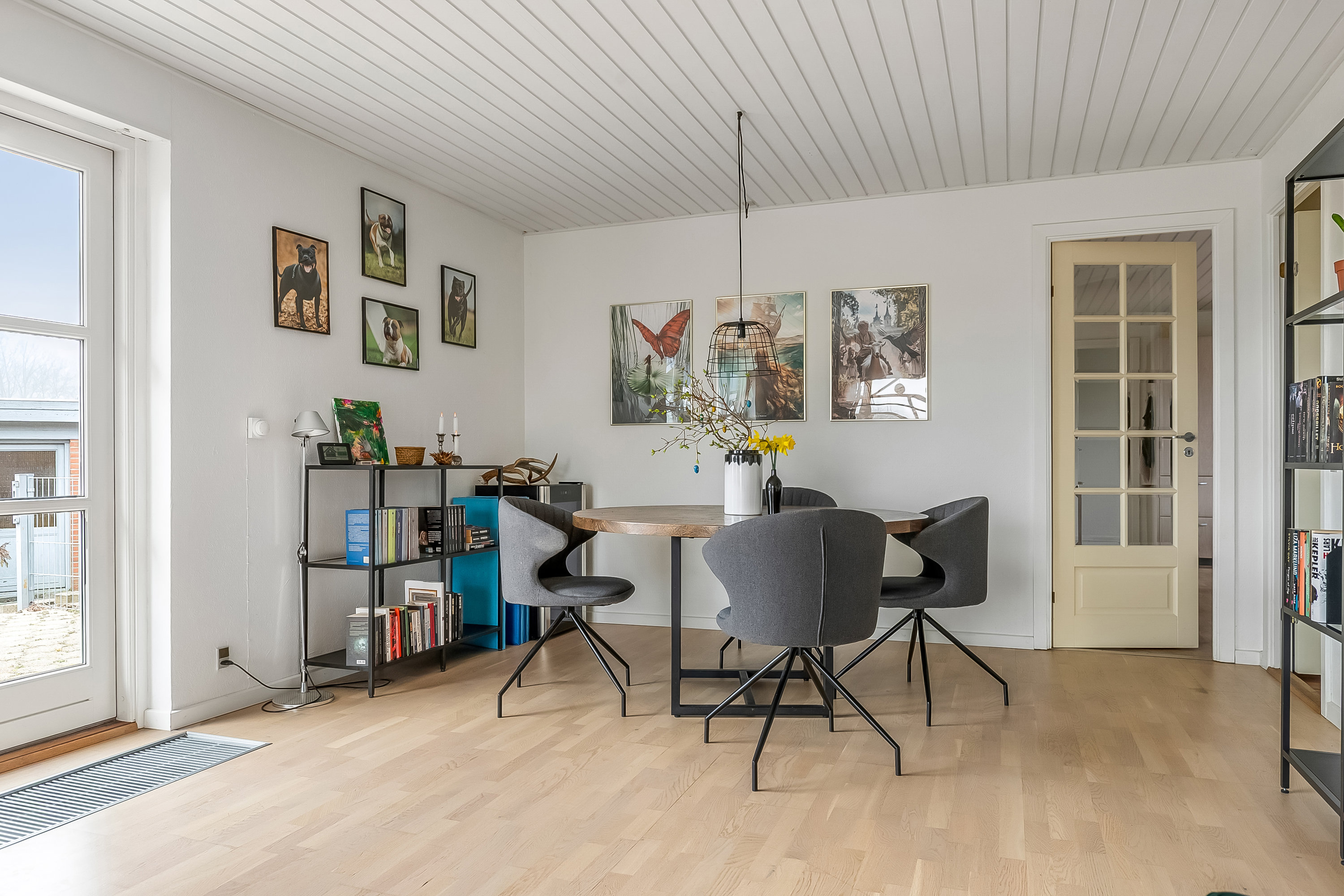 Fremhævet stue billede i fuldskærmstilstand. Billede af Lupinvænget 1, Aagaard, 6040 Egtved