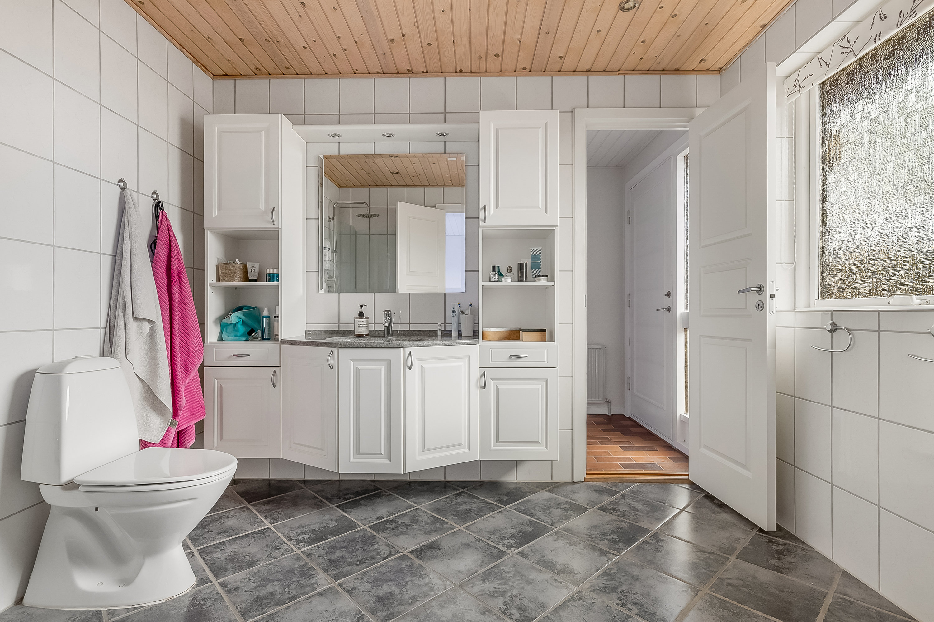 Fremhævet badeværelse billede i fuldskærmstilstand. Billede af Lupinvænget 1, Aagaard, 6040 Egtved