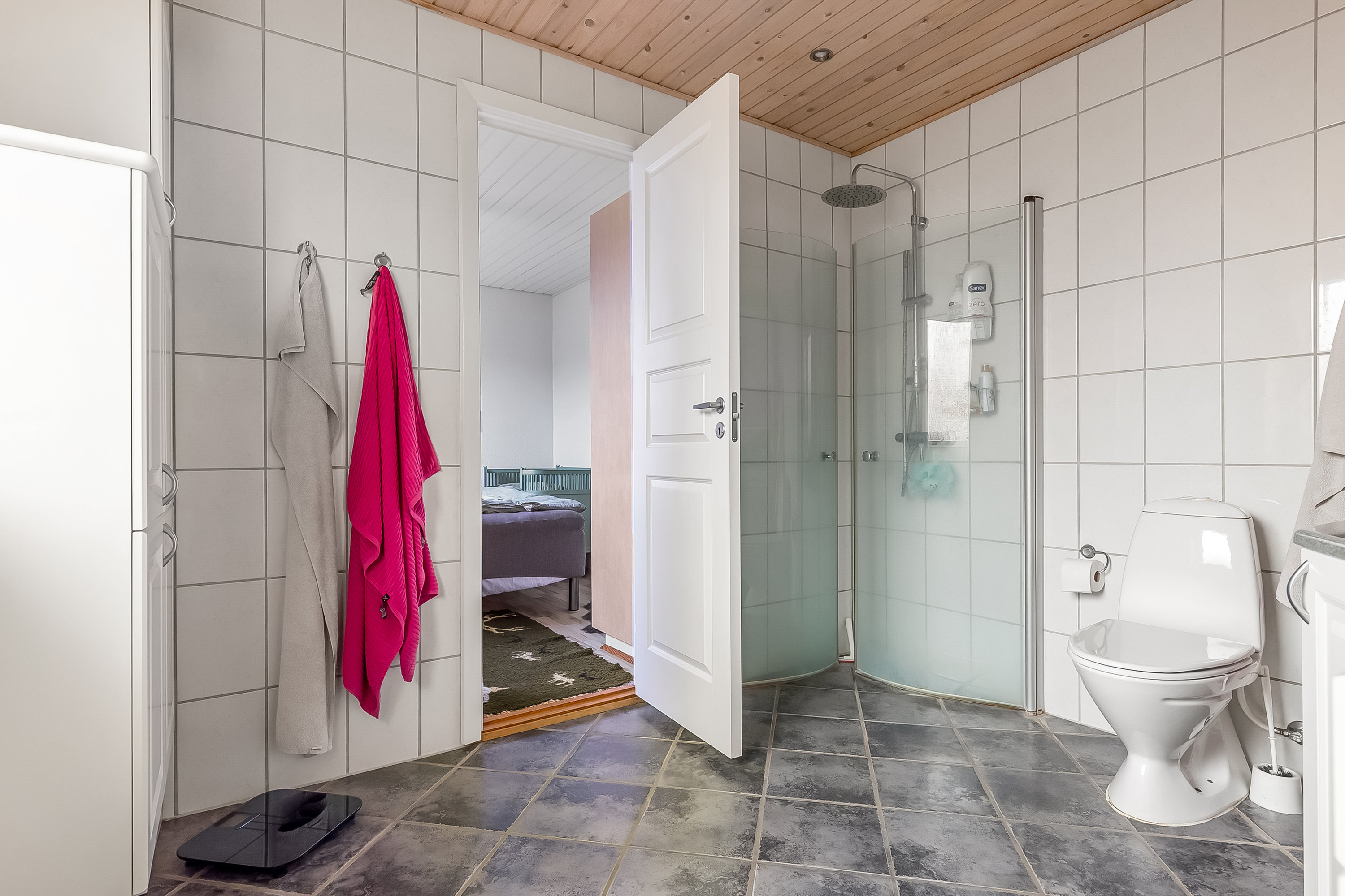 Fremhævet badeværelse billede i fuldskærmstilstand. Billede af Lupinvænget 1, Aagaard, 6040 Egtved