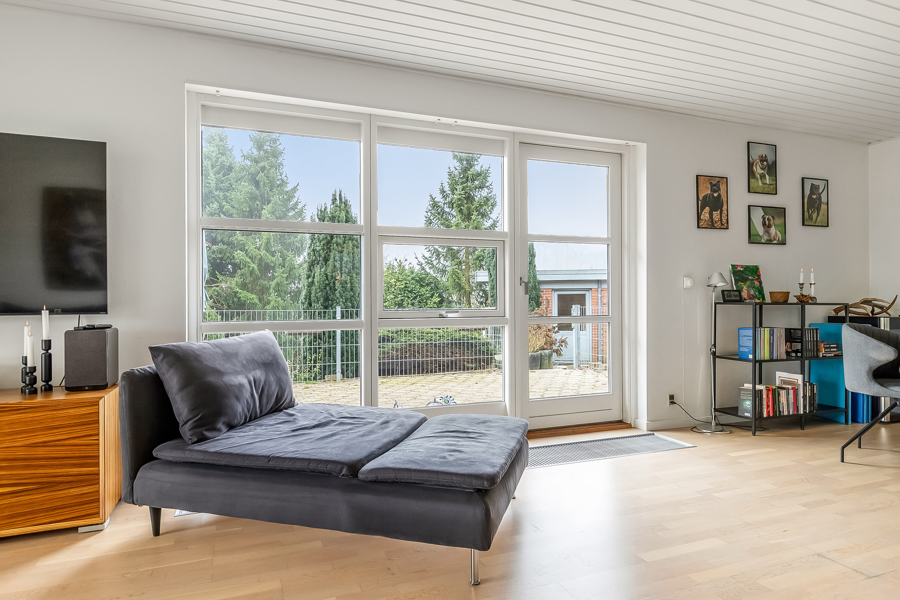 Fremhævet stue billede i fuldskærmstilstand. Billede af Lupinvænget 1, Aagaard, 6040 Egtved