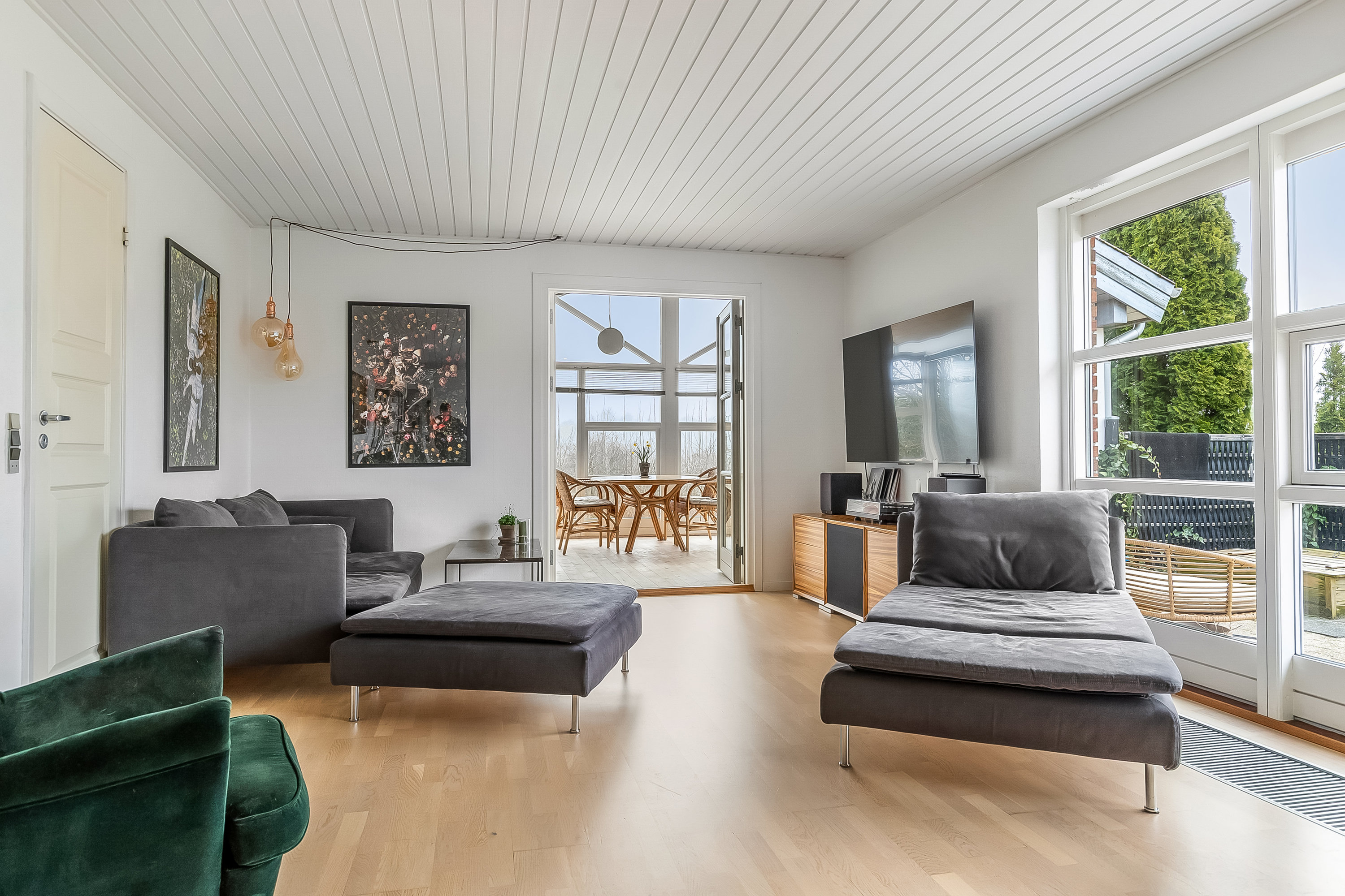 Fremhævet stue billede i fuldskærmstilstand. Billede af Lupinvænget 1, Aagaard, 6040 Egtved