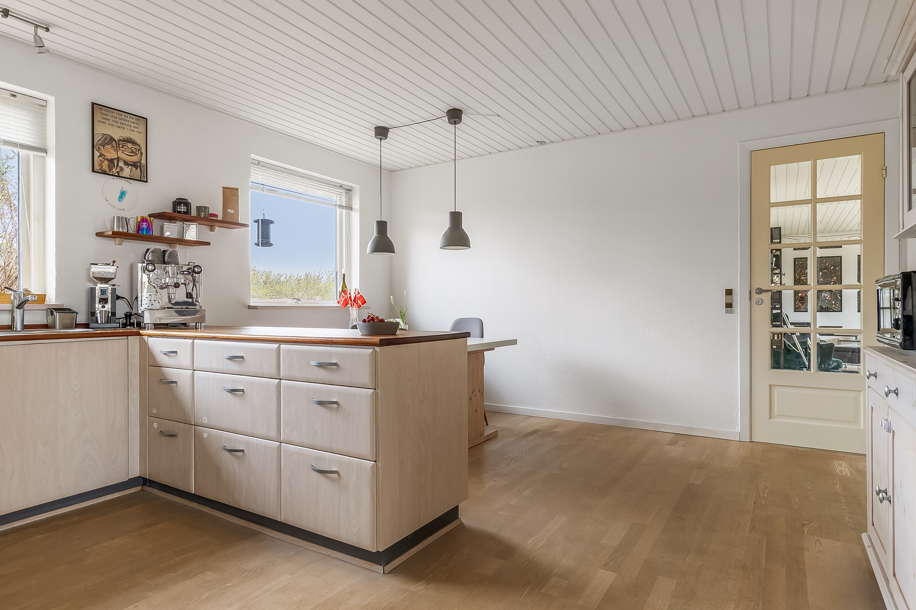 Fremhævet køkken alrum billede i fuldskærmstilstand. Billede af Lupinvænget 1, Aagaard, 6040 Egtved