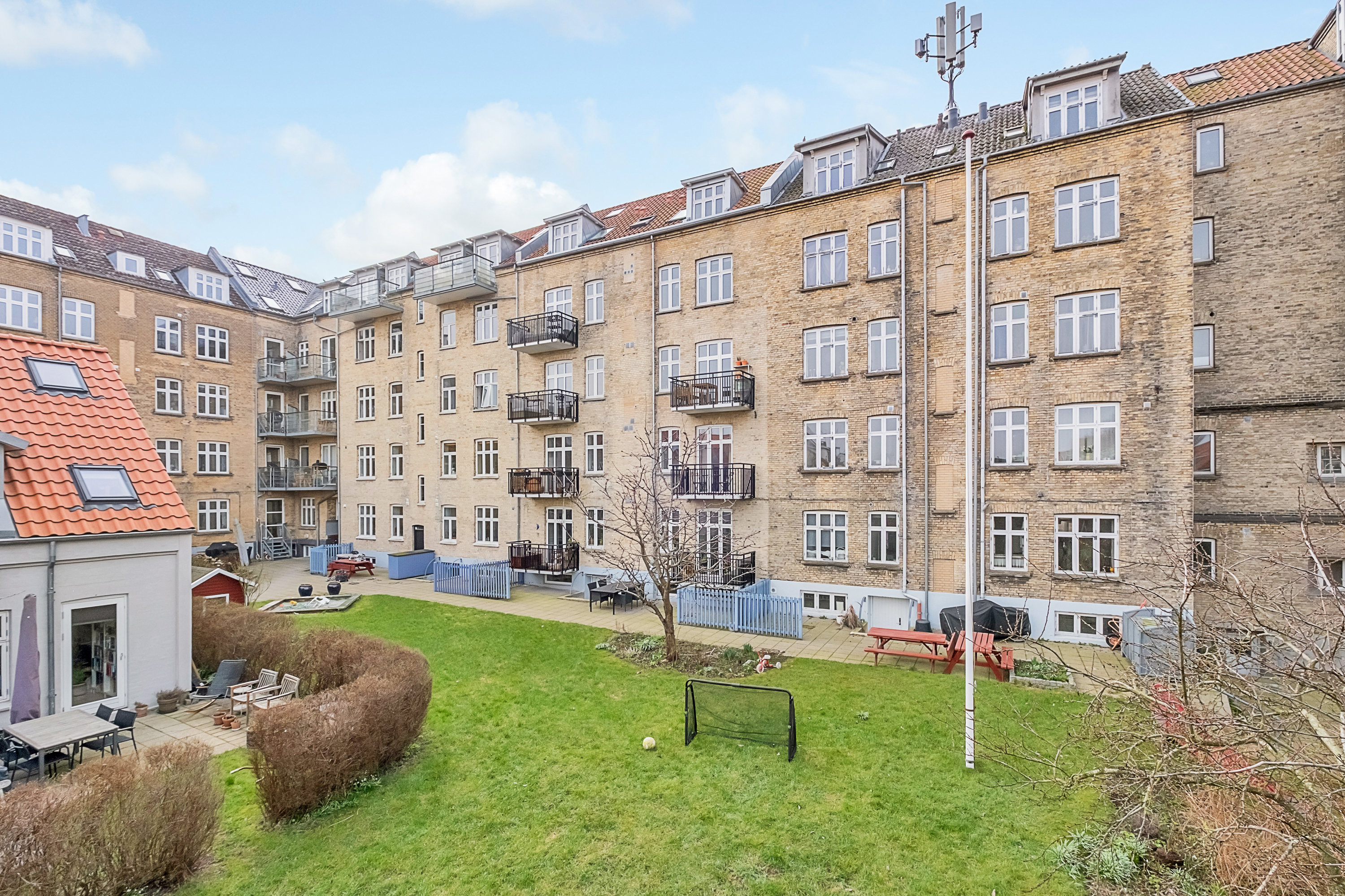 Fremhævet bag facade billede i fuldskærmstilstand. Billede af Skt. Pauls Gade 64, 2. th., 8000 Aarhus C