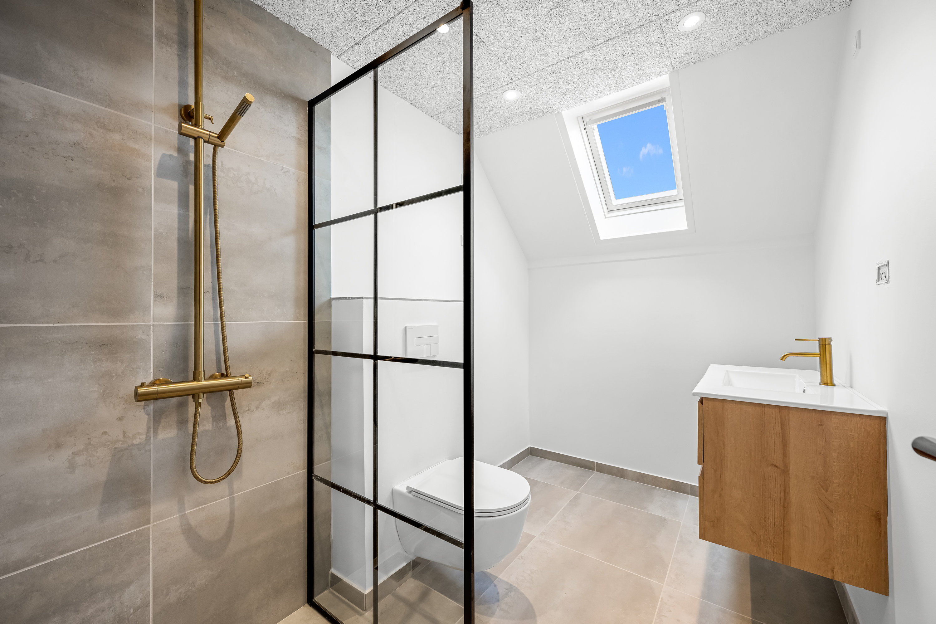 Fremhævet badeværelse billede i fuldskærmstilstand. Billede af Anemonevej 7, 6900 Skjern