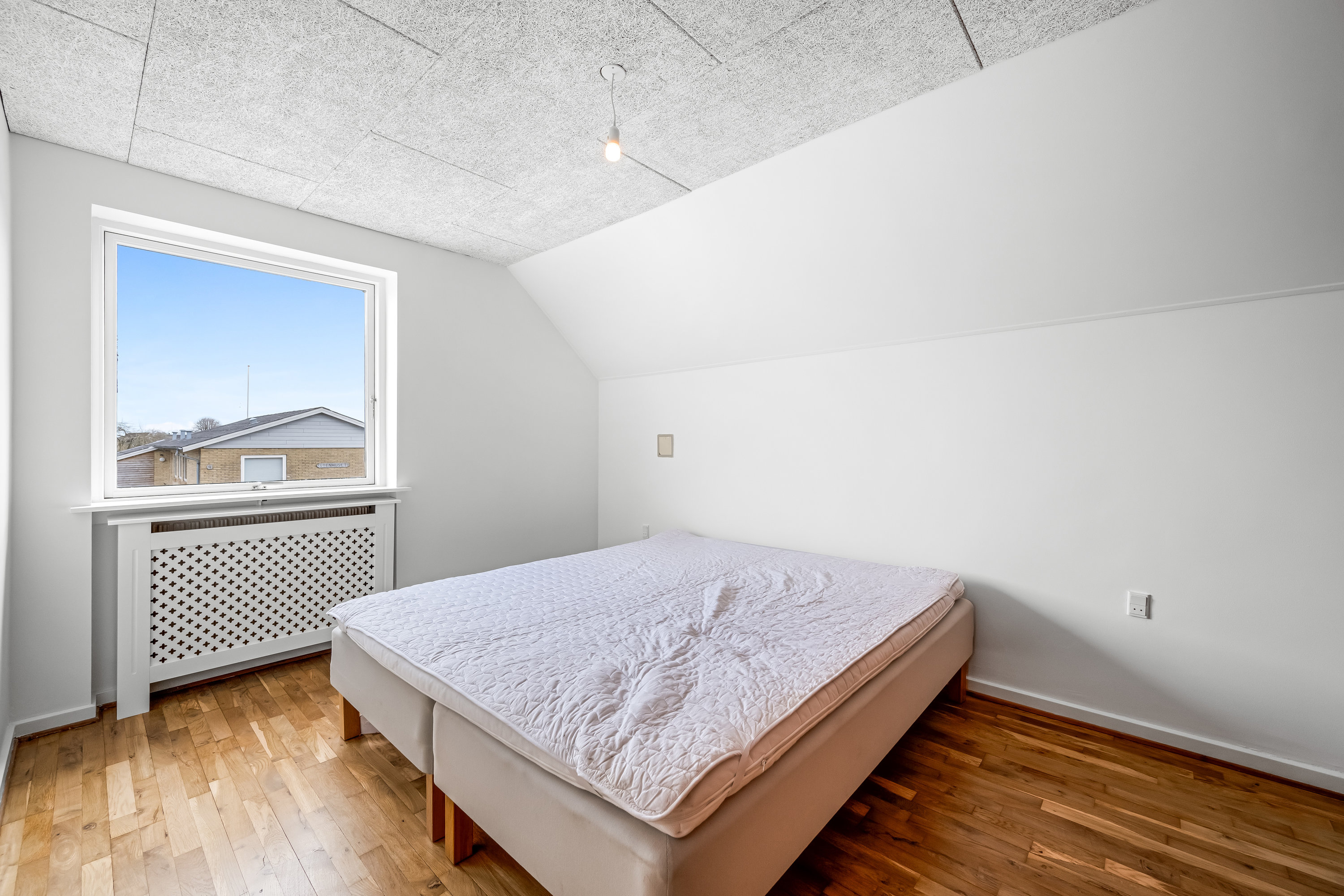 Fremhævet soveværelse billede i fuldskærmstilstand. Billede af Anemonevej 7, 6900 Skjern