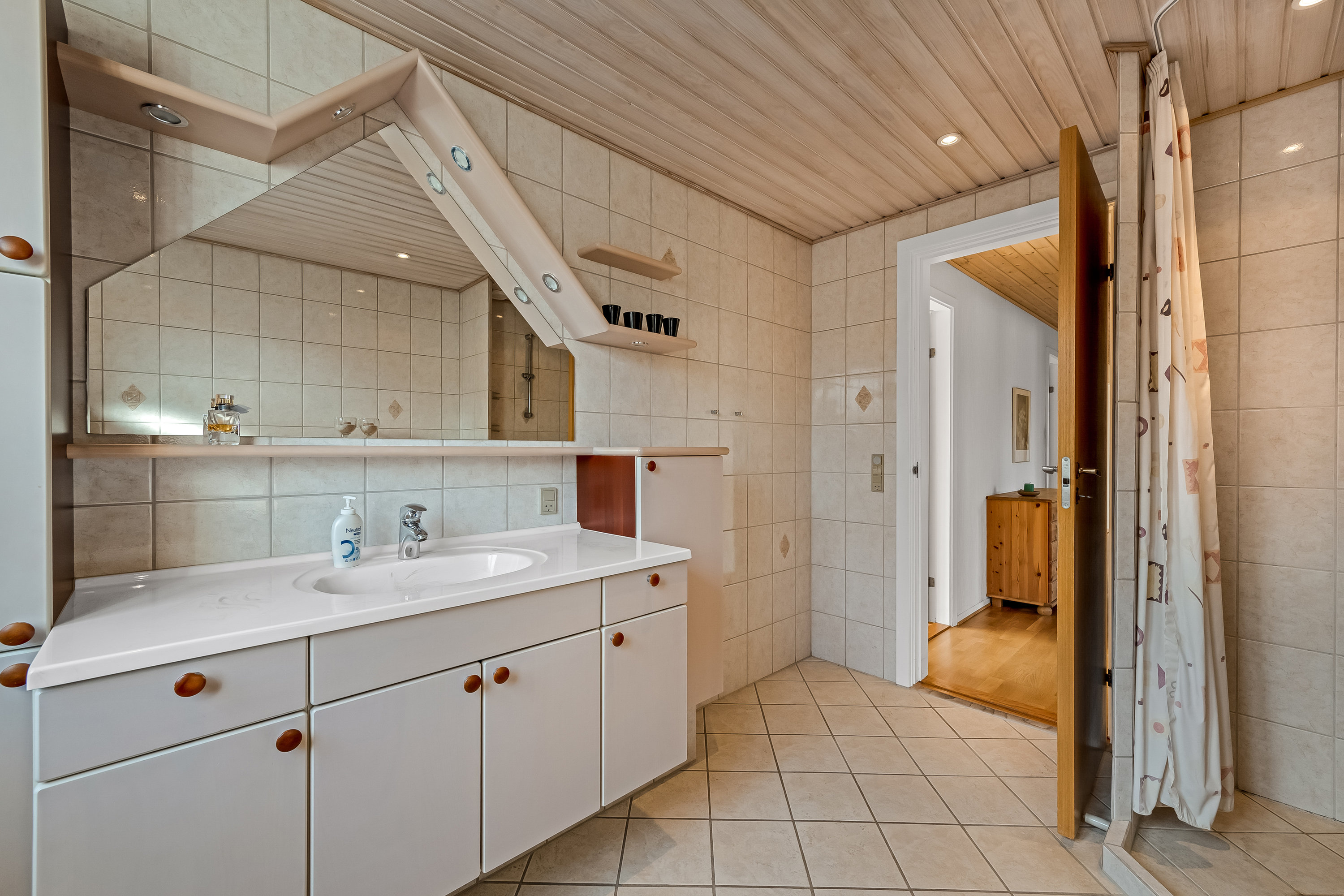 Fremhævet badeværelse billede i fuldskærmstilstand. Billede af Spættevej 6, 6980 Tim