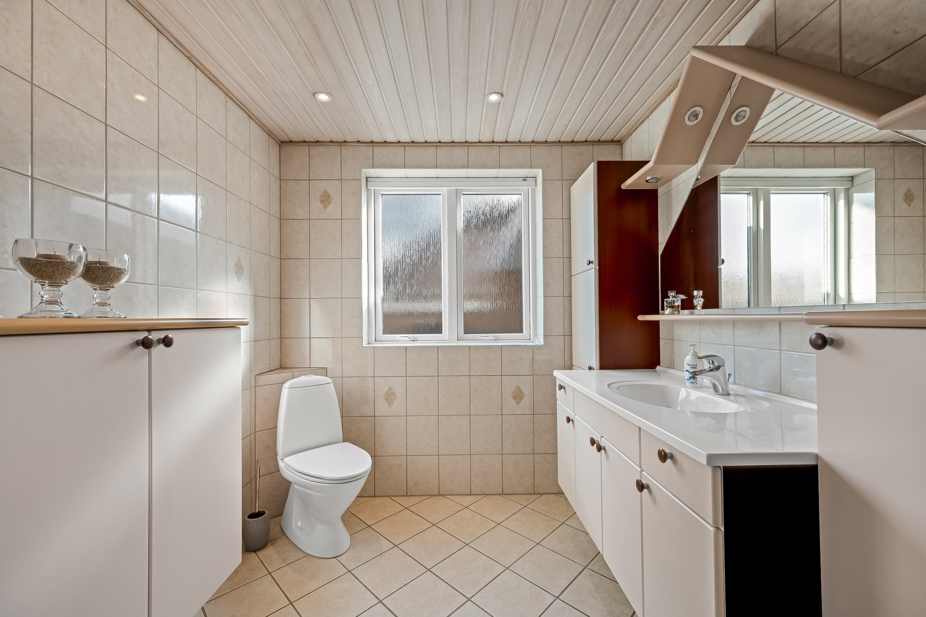 Fremhævet badeværelse billede i fuldskærmstilstand. Billede af Spættevej 6, 6980 Tim