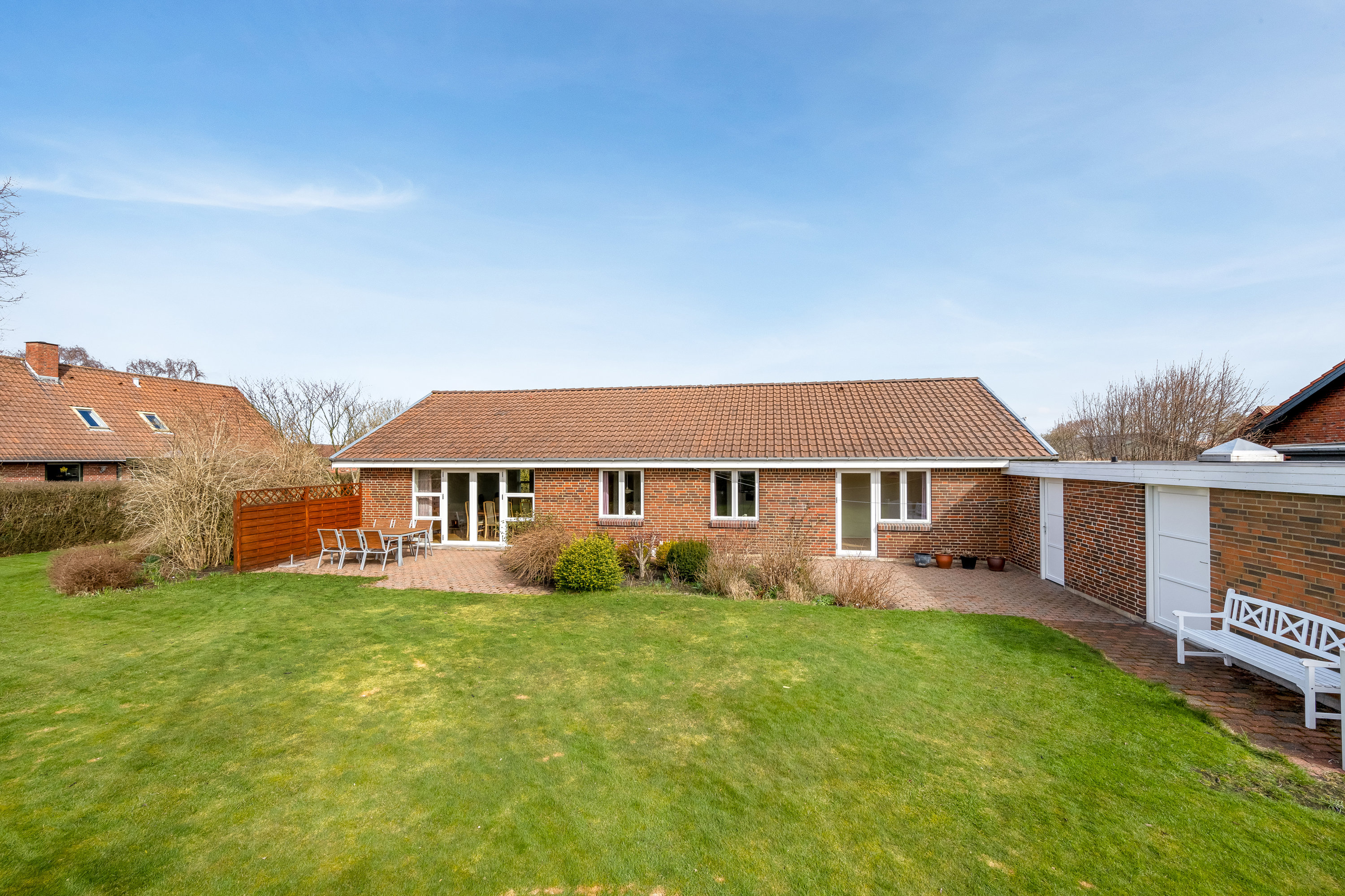 Fremhævet facade billede i fuldskærmstilstand. Billede af Spættevej 6, 6980 Tim