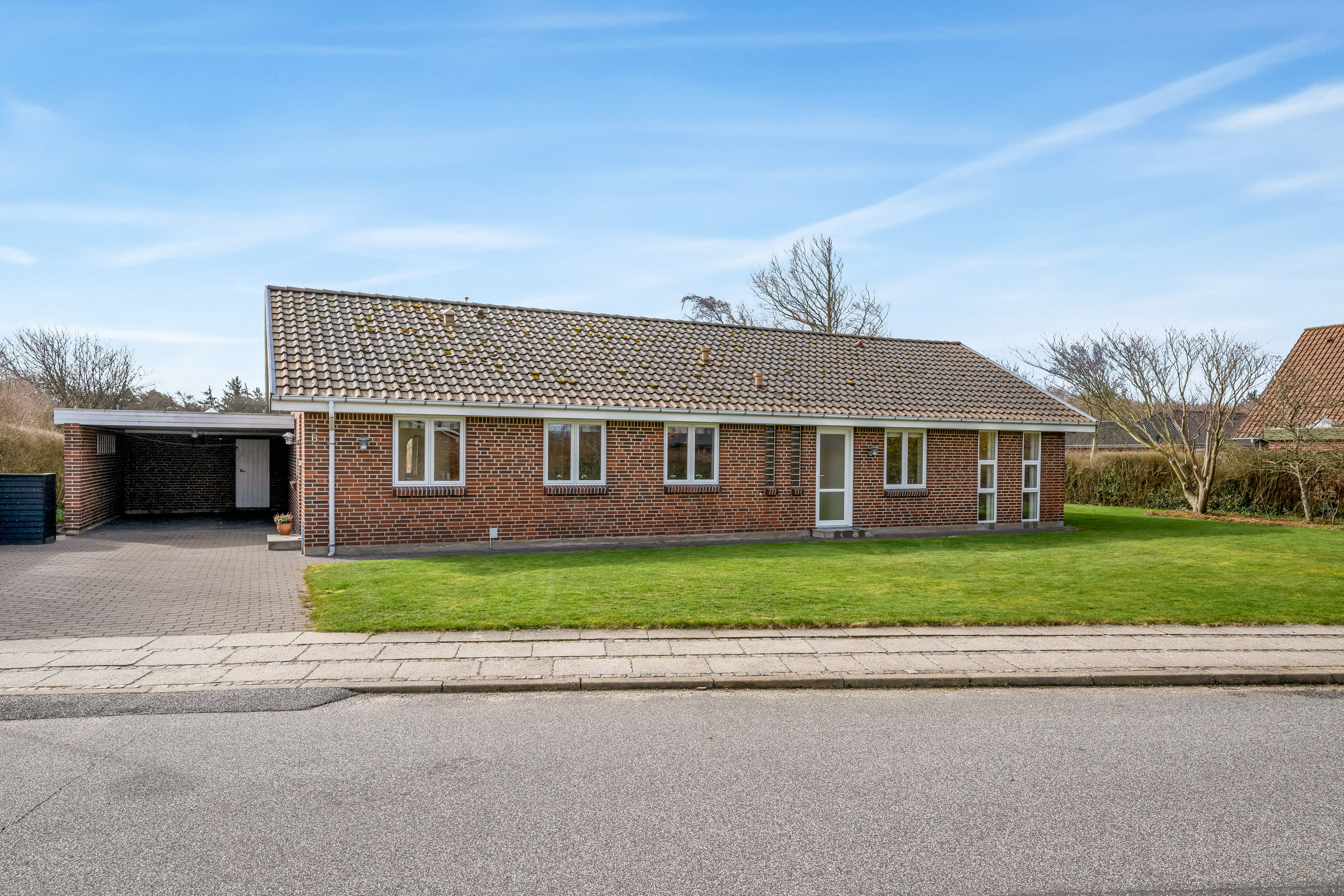 Fremhævet facade billede i fuldskærmstilstand. Billede af Spættevej 6, 6980 Tim