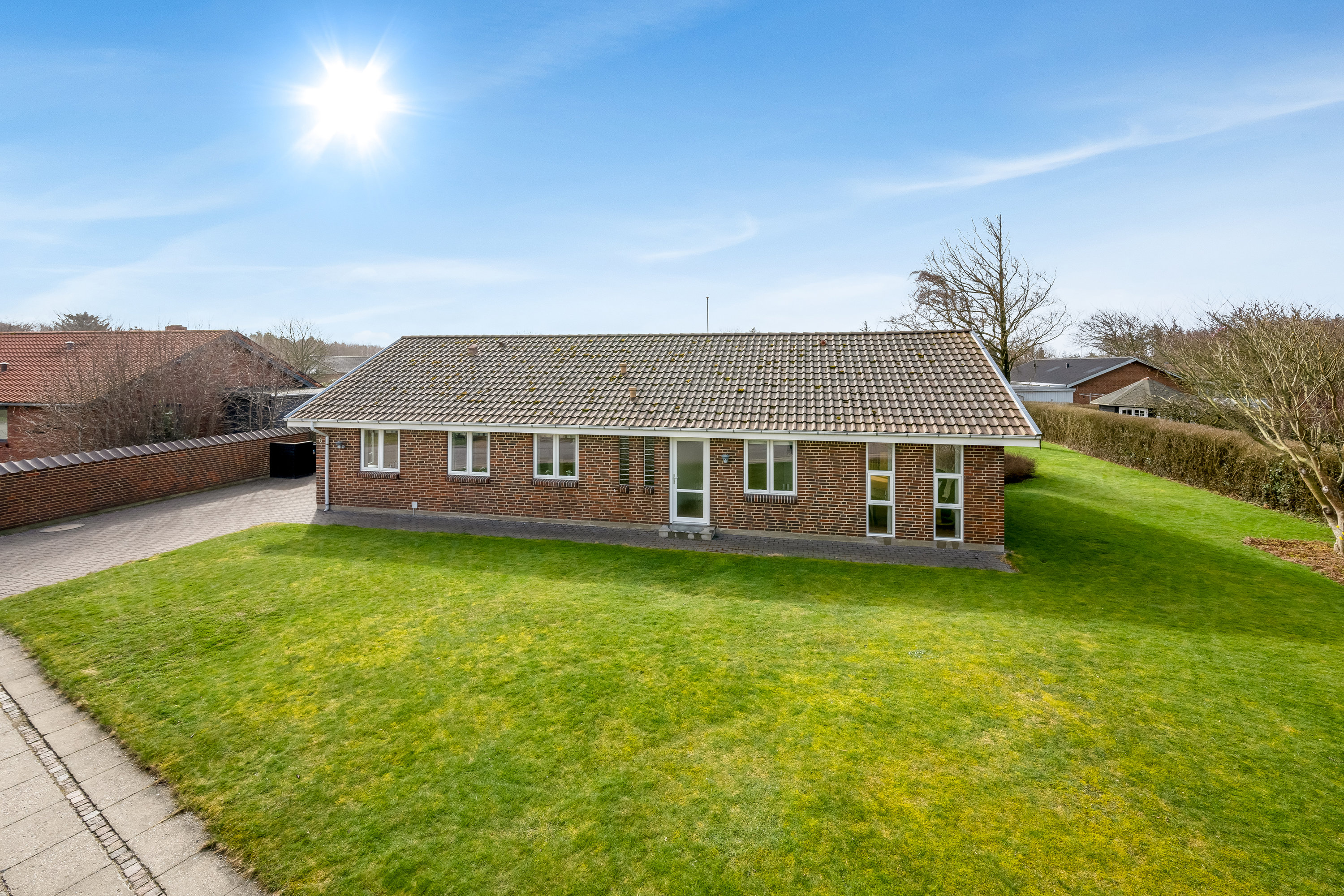 Fremhævet facade billede i fuldskærmstilstand. Billede af Spættevej 6, 6980 Tim