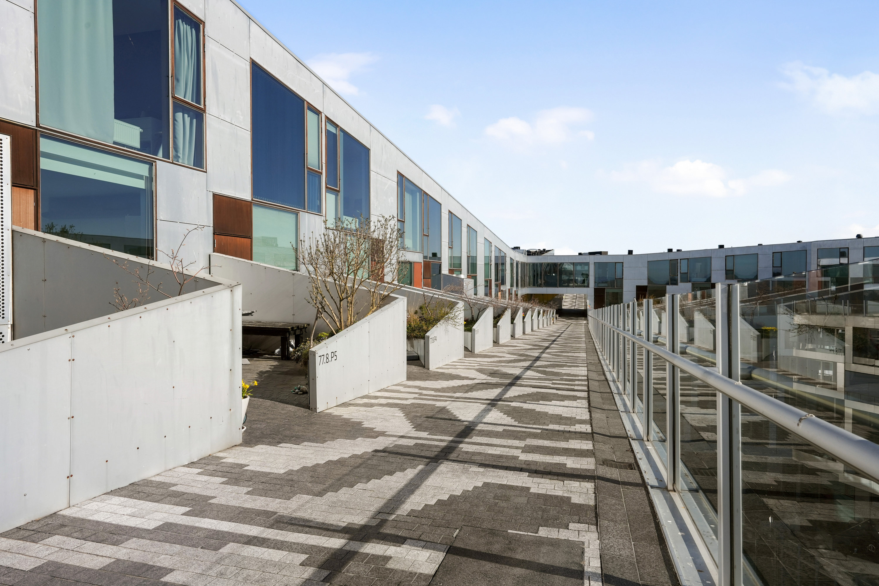 Fremhævet facade billede i fuldskærmstilstand. Billede af Richard Mortensens Vej 77, 8. p8., 2300 København S