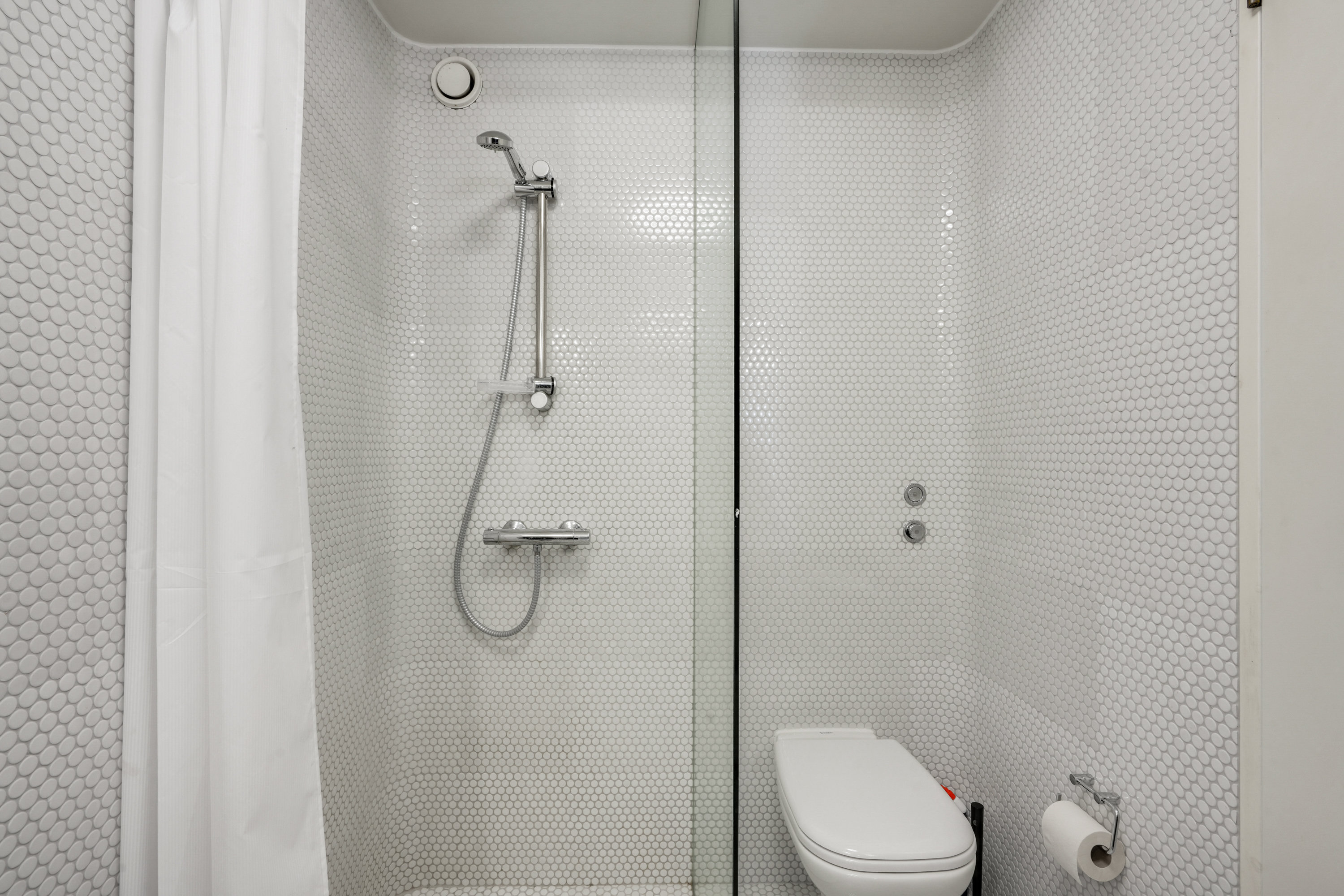 Fremhævet badeværelse billede i fuldskærmstilstand. Billede af Richard Mortensens Vej 77, 8. p8., 2300 København S