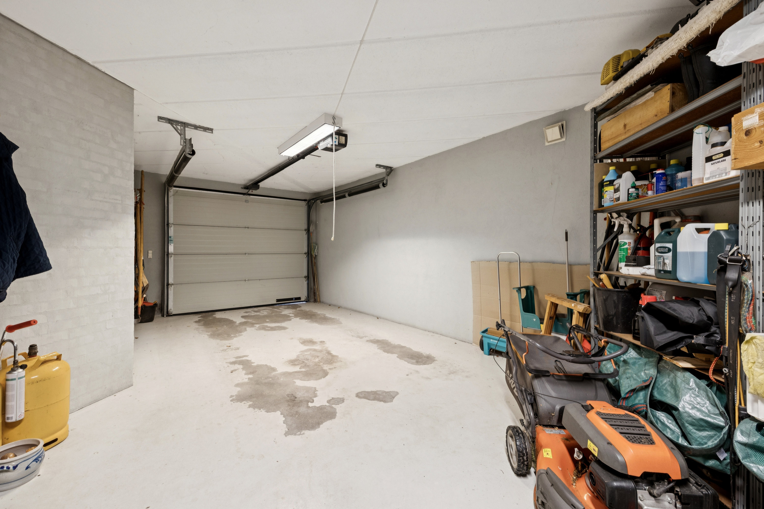 Fremhævet garage billede i fuldskærmstilstand. Billede af Fyrbakken 8, 9500 Hobro