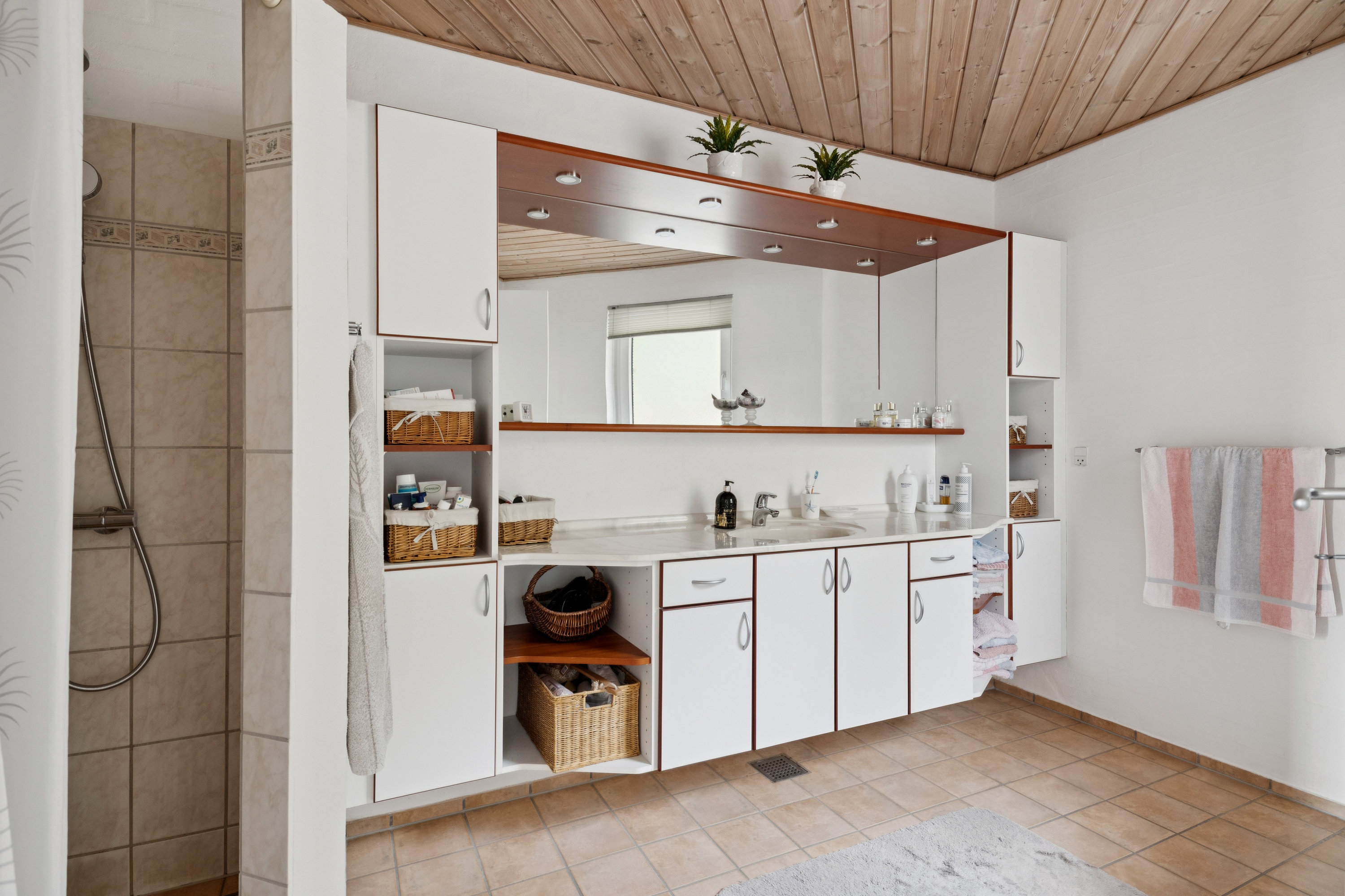 Fremhævet badeværelse billede i fuldskærmstilstand. Billede af Fyrbakken 8, 9500 Hobro