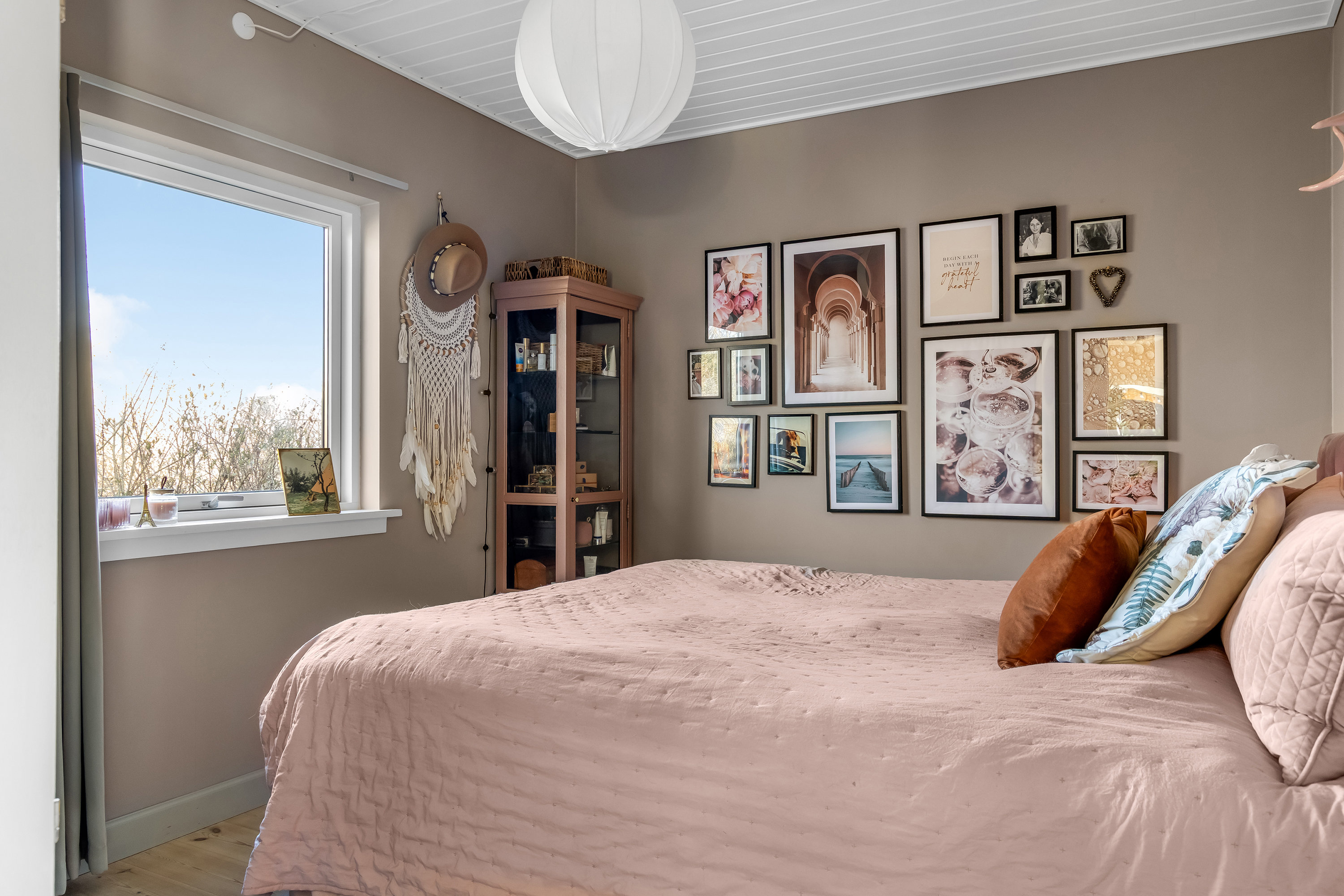 Fremhævet soveværelse billede i fuldskærmstilstand. Billede af Bastevangen 29, Udsholt, 3230 Græsted