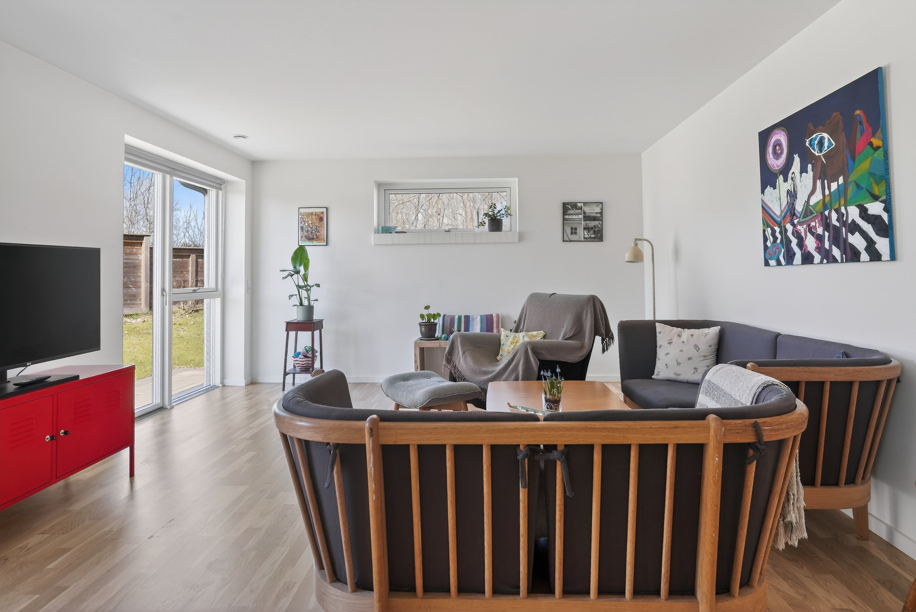 Fremhævet stue billede i fuldskærmstilstand. Billede af Benediktevej 27A, 3480 Fredensborg