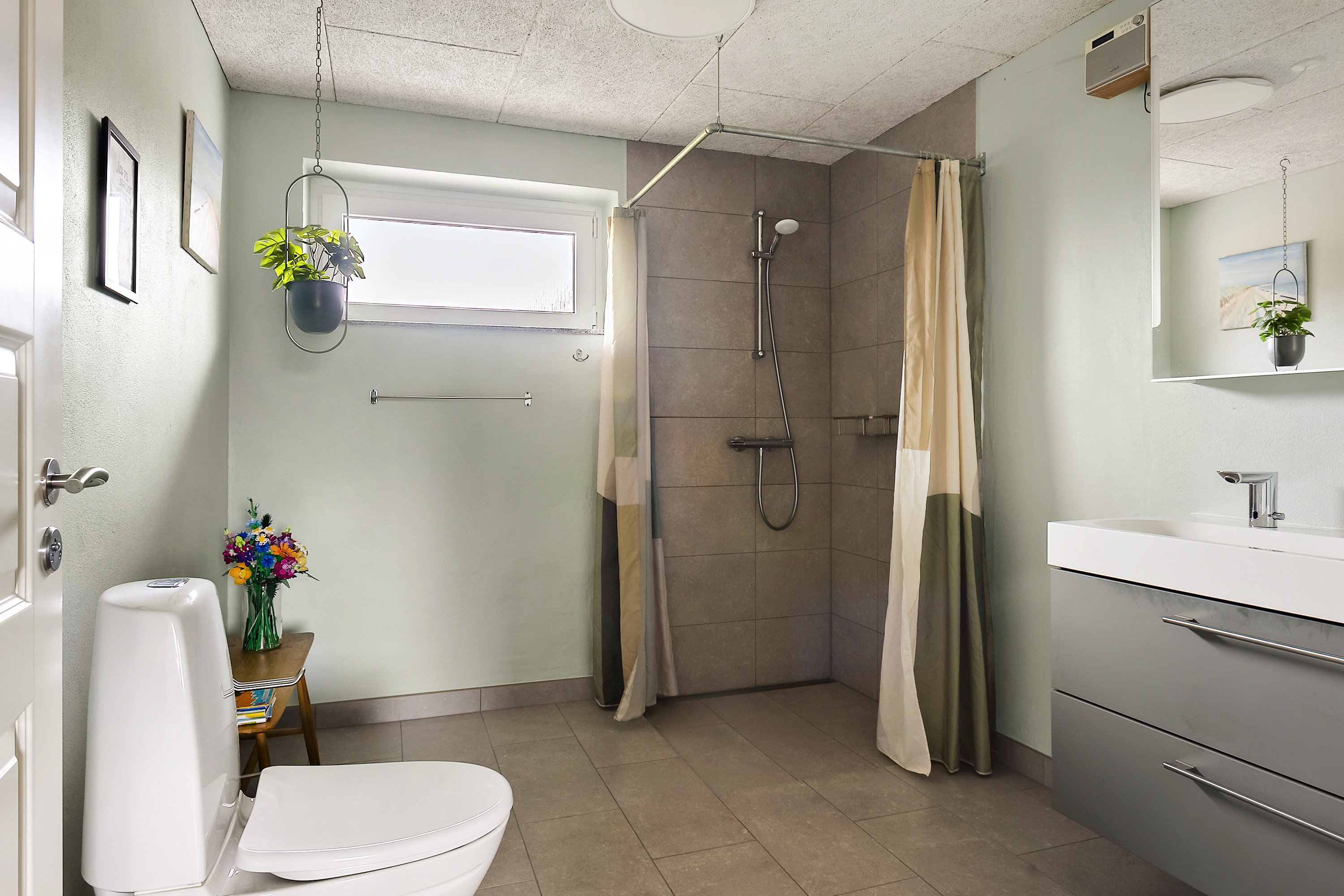 Fremhævet badeværelse billede i fuldskærmstilstand. Billede af Holmeåvænget 23, 6682 Hovborg