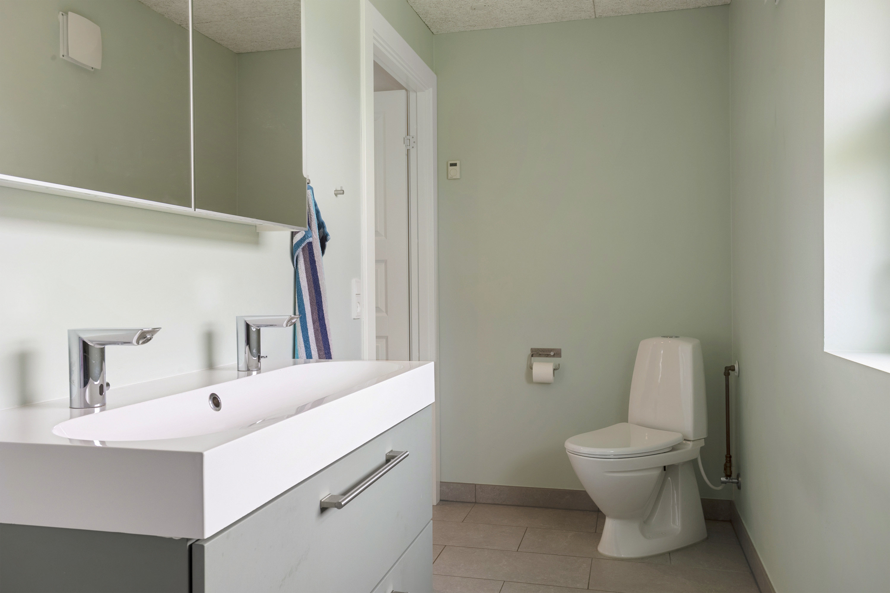 Fremhævet badeværelse billede i fuldskærmstilstand. Billede af Holmeåvænget 23, 6682 Hovborg