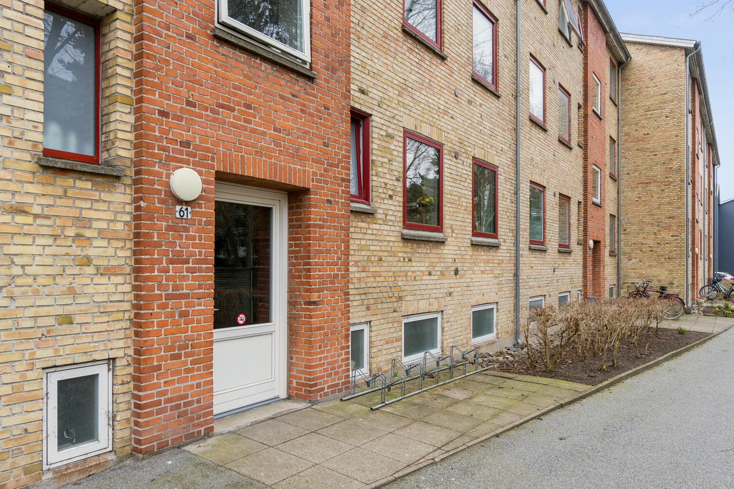 Fremhævet set fra vejen billede i fuldskærmstilstand. Billede af Roskildevænget 61, st.. th., 4000 Roskilde