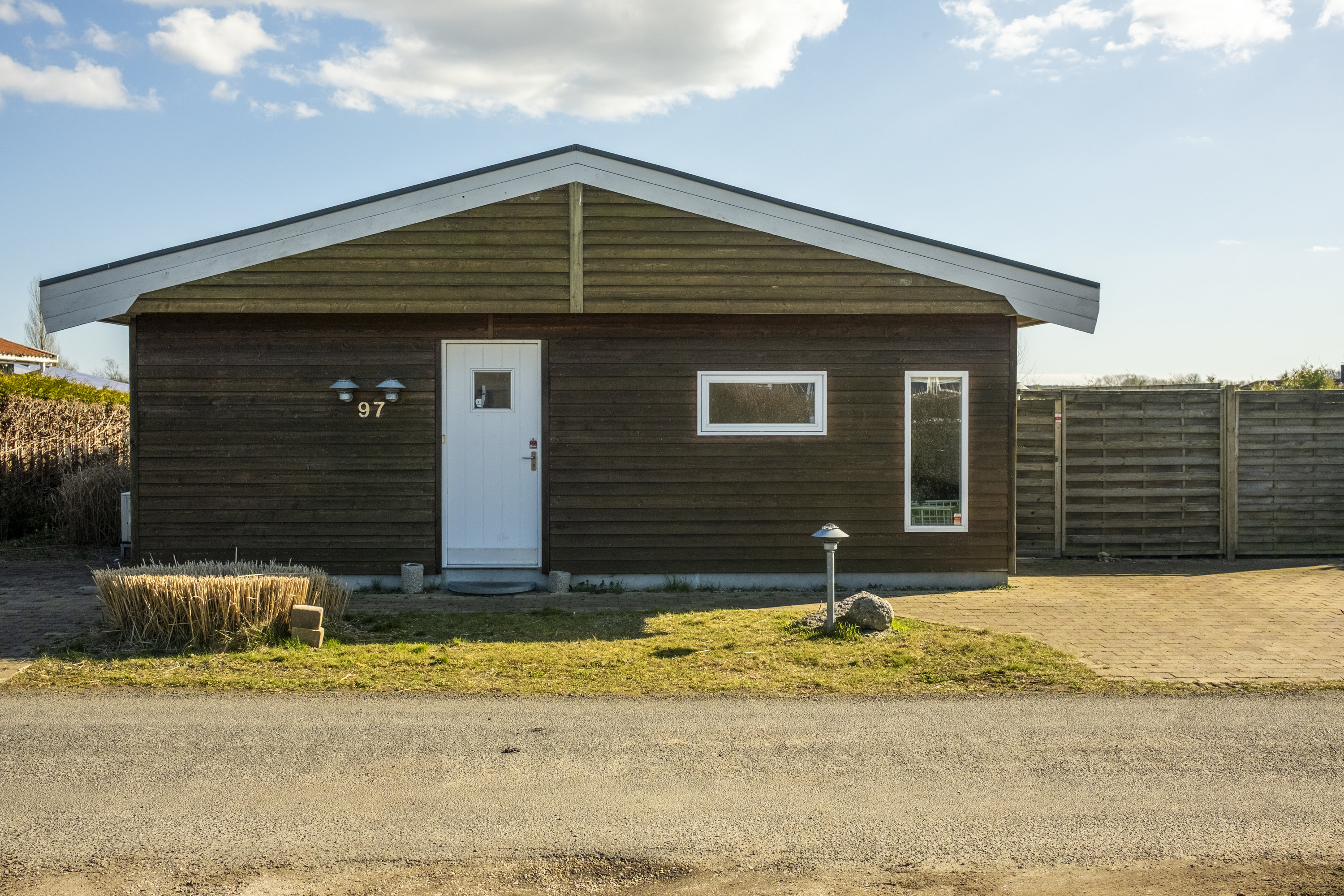 Fremhævet facade billede i fuldskærmstilstand. Billede af Rønstrupvej 97, Of Ågerup, 2750 Ballerup