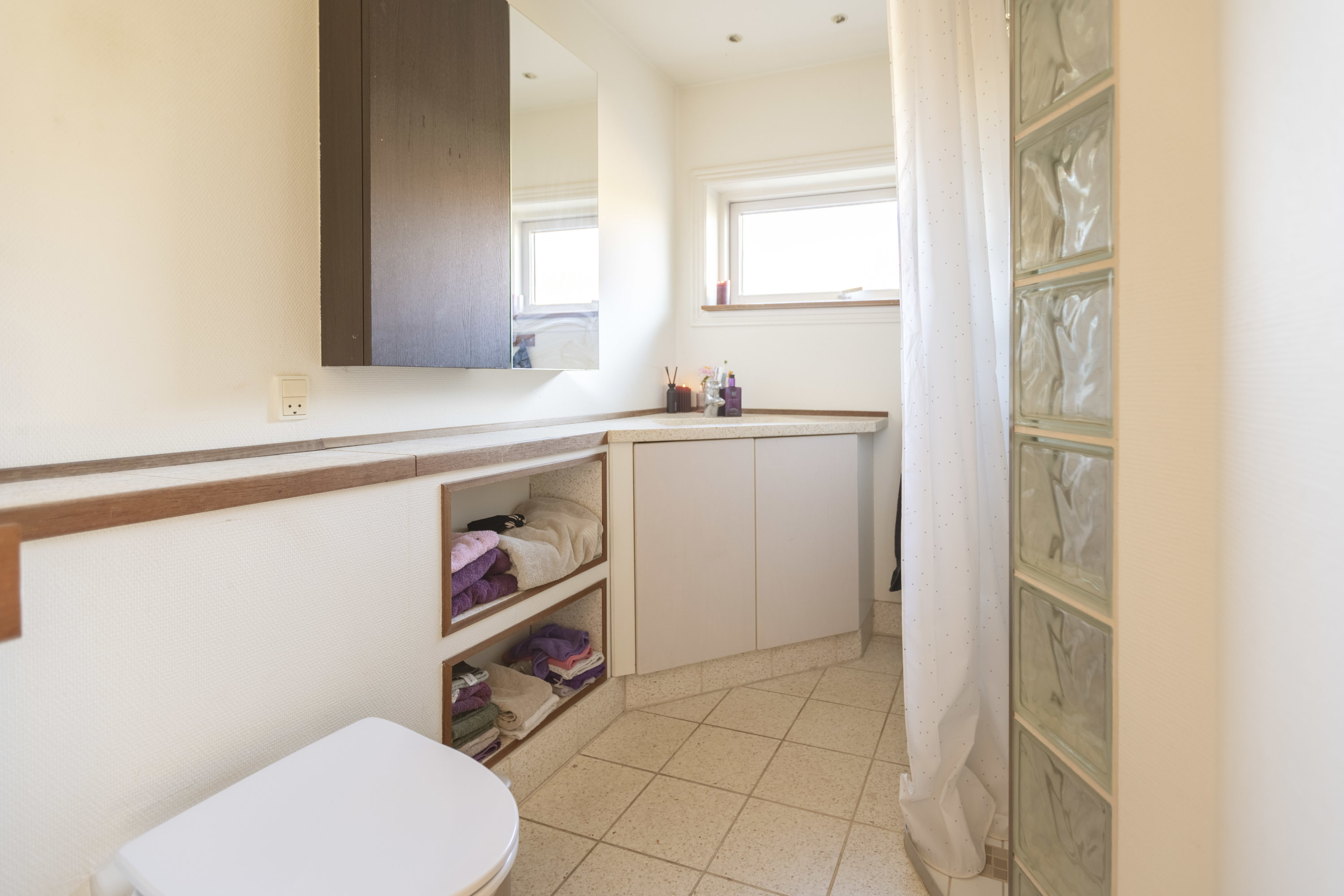 Fremhævet bad billede i fuldskærmstilstand. Billede af Rønstrupvej 97, Of Ågerup, 2750 Ballerup