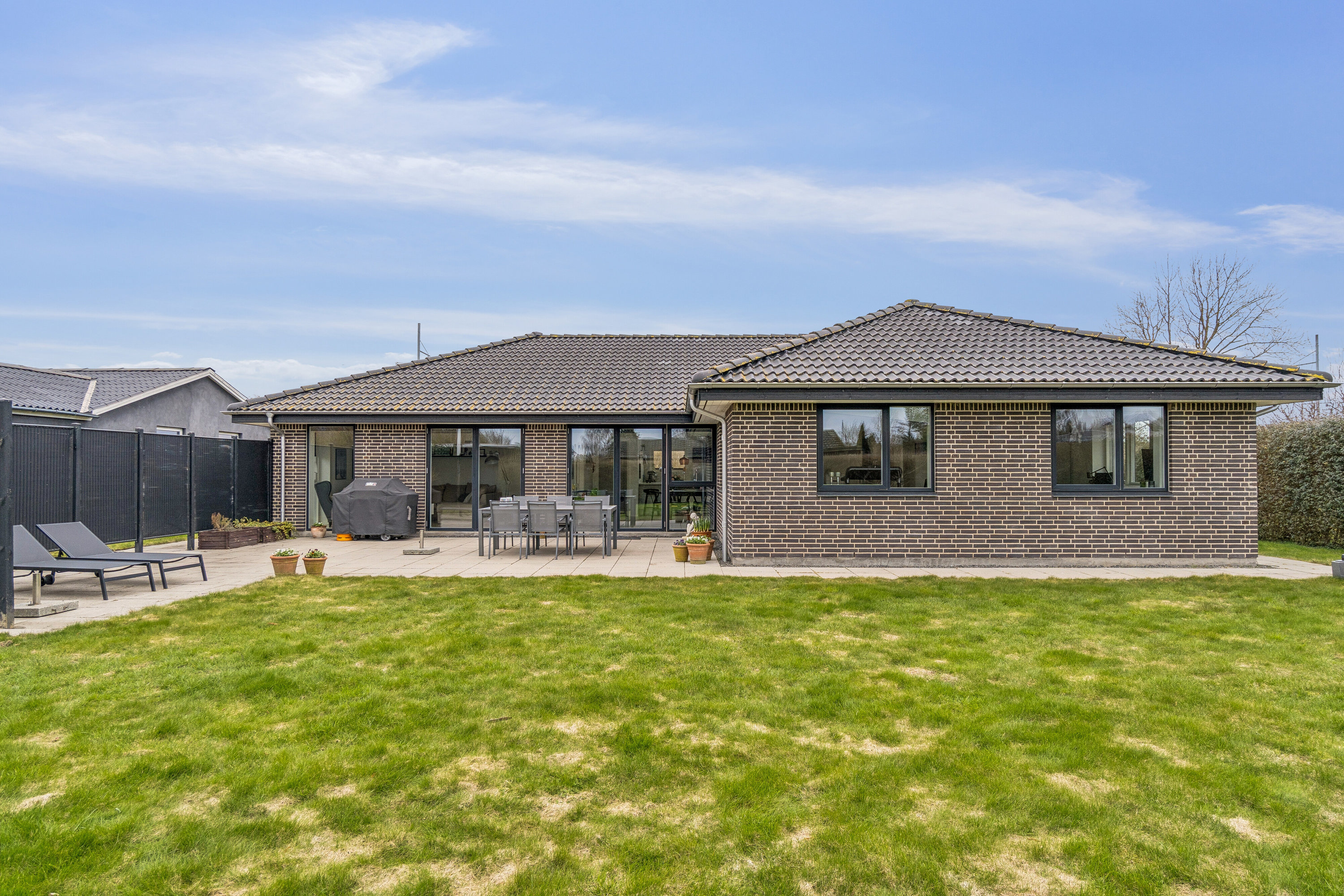 Fremhævet set fra haven billede i fuldskærmstilstand. Billede af Duevej 42, 2600 Glostrup