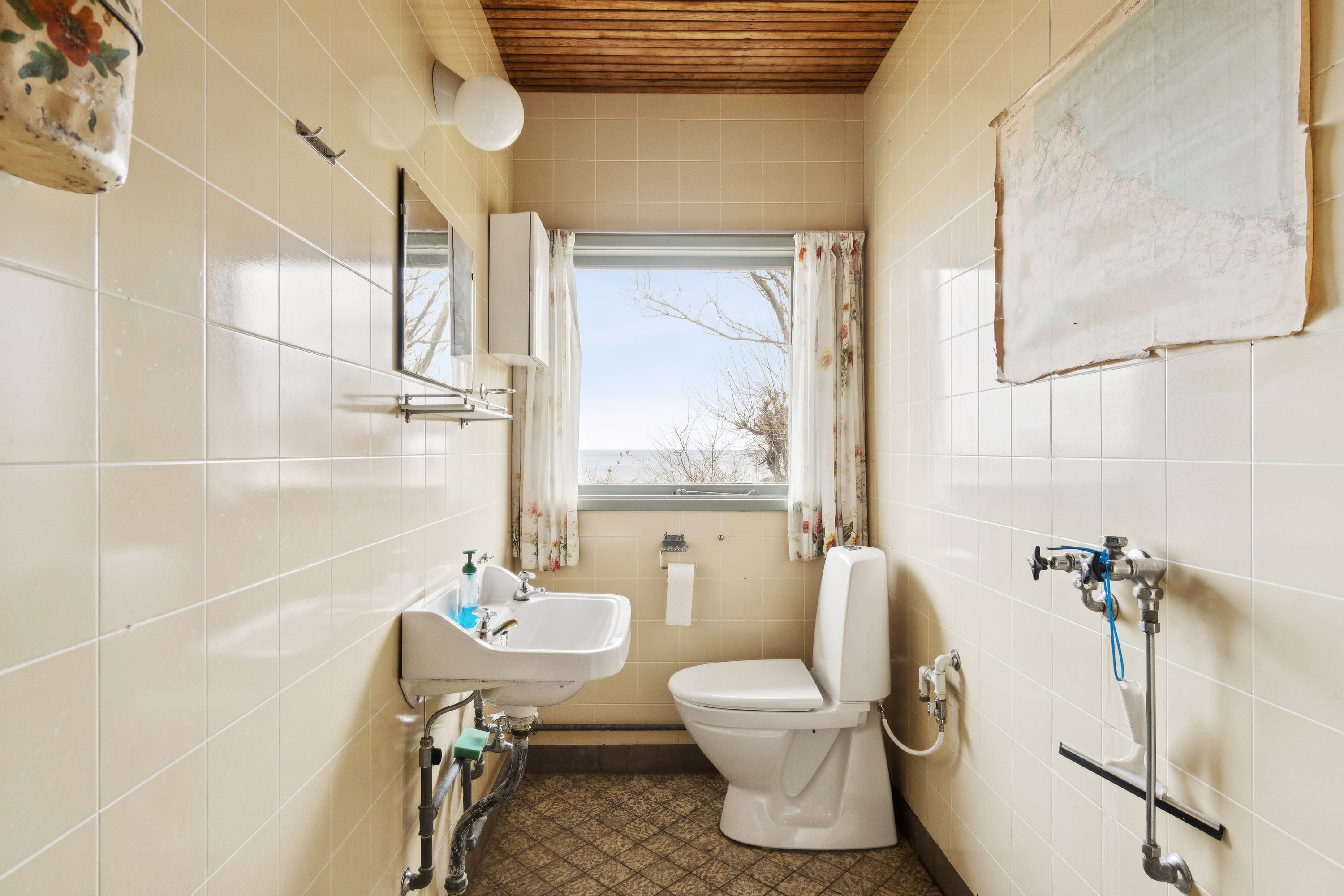 Fremhævet badeværelse billede i fuldskærmstilstand. Billede af Randkløvevej 48, Østermarie, 3760 Gudhjem