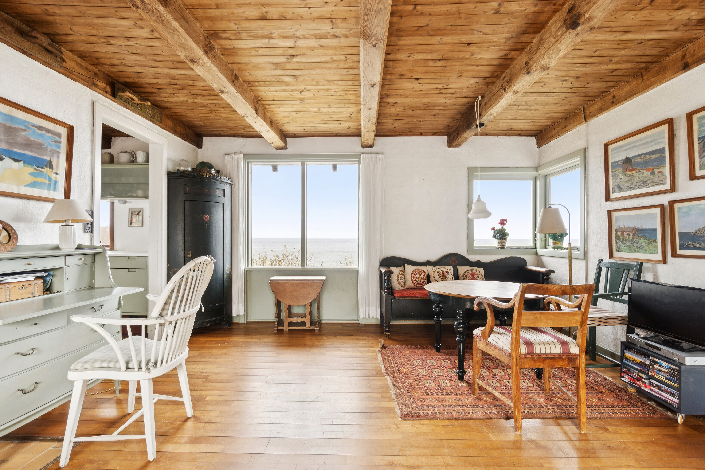 Fremhævet stue billede i fuldskærmstilstand. Billede af Randkløvevej 48, Østermarie, 3760 Gudhjem