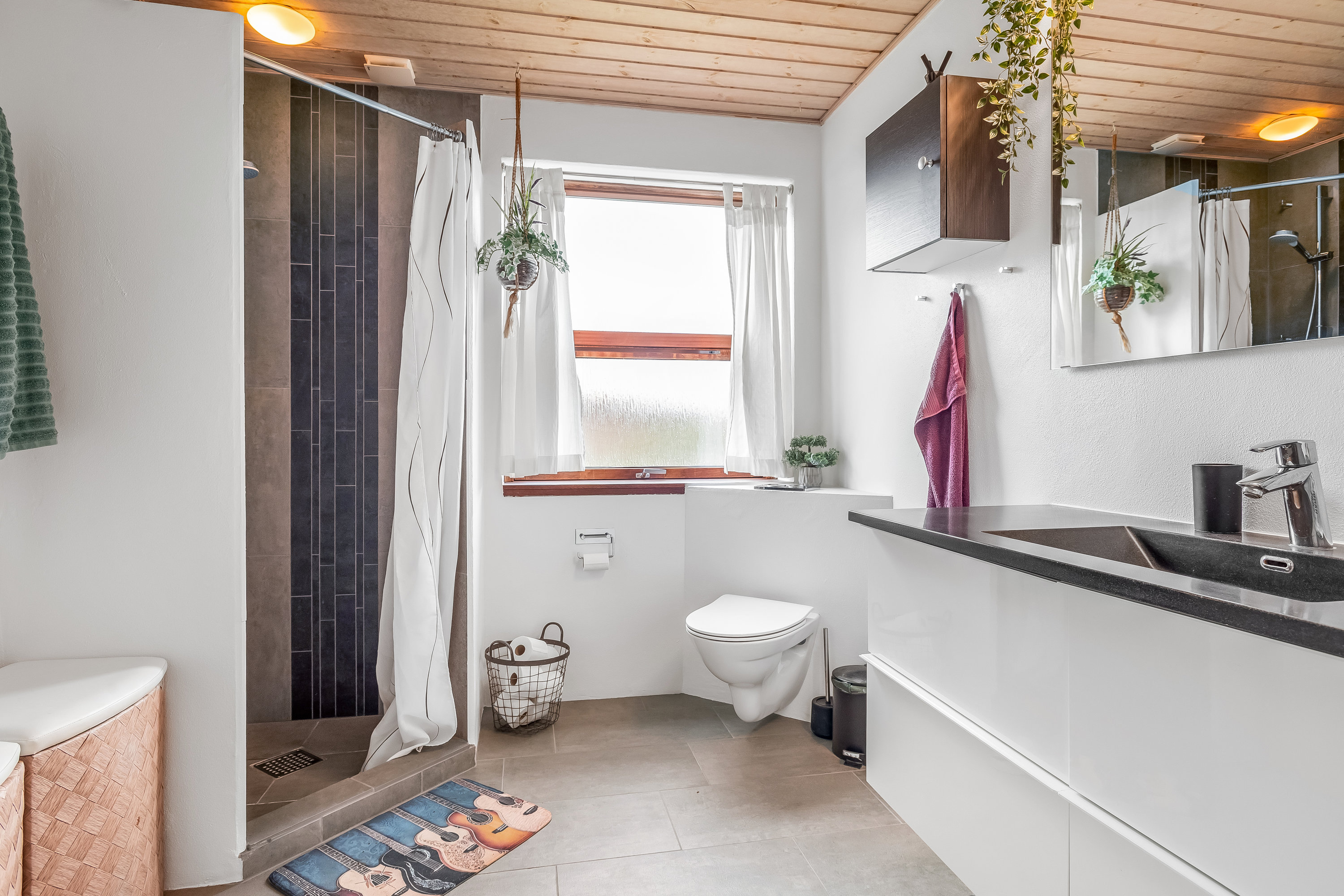 Fremhævet badeværelse billede i fuldskærmstilstand. Billede af Ravelsvej 45, 7500 Holstebro