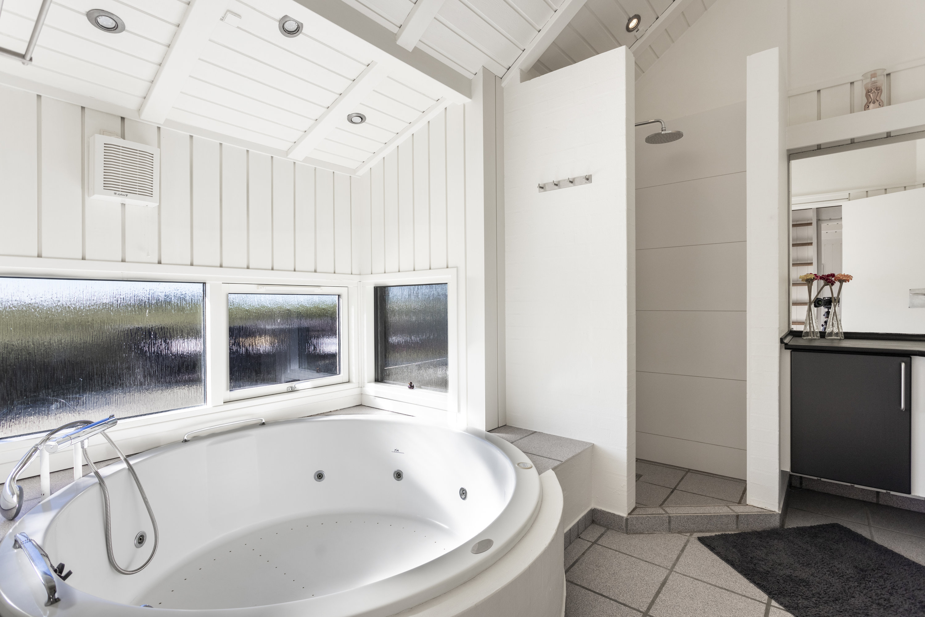 Fremhævet badekar billede i fuldskærmstilstand. Billede af Ingeborghusvej 4, Tornby, 9850 Hirtshals