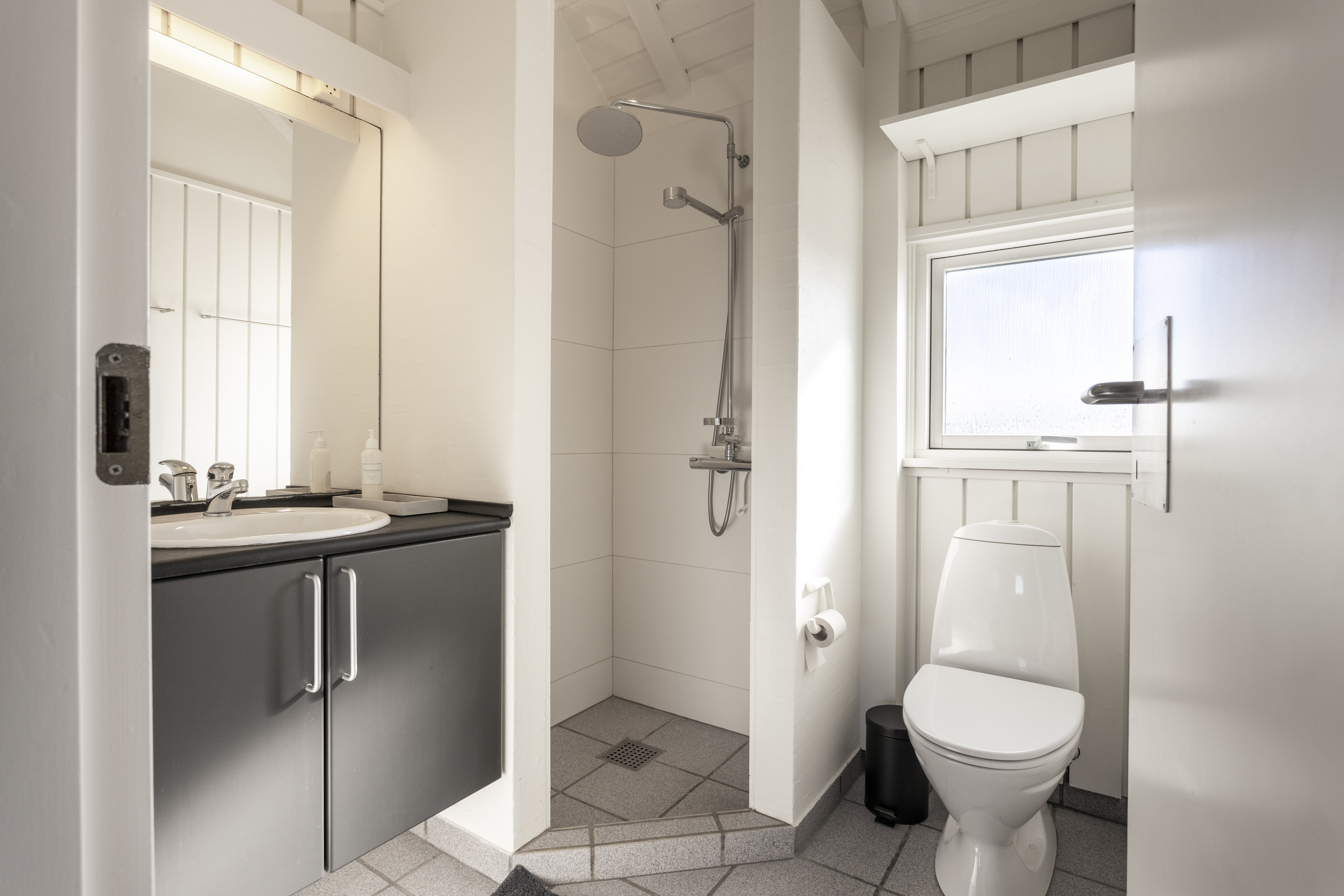 Fremhævet badeværelse billede i fuldskærmstilstand. Billede af Ingeborghusvej 4, Tornby, 9850 Hirtshals