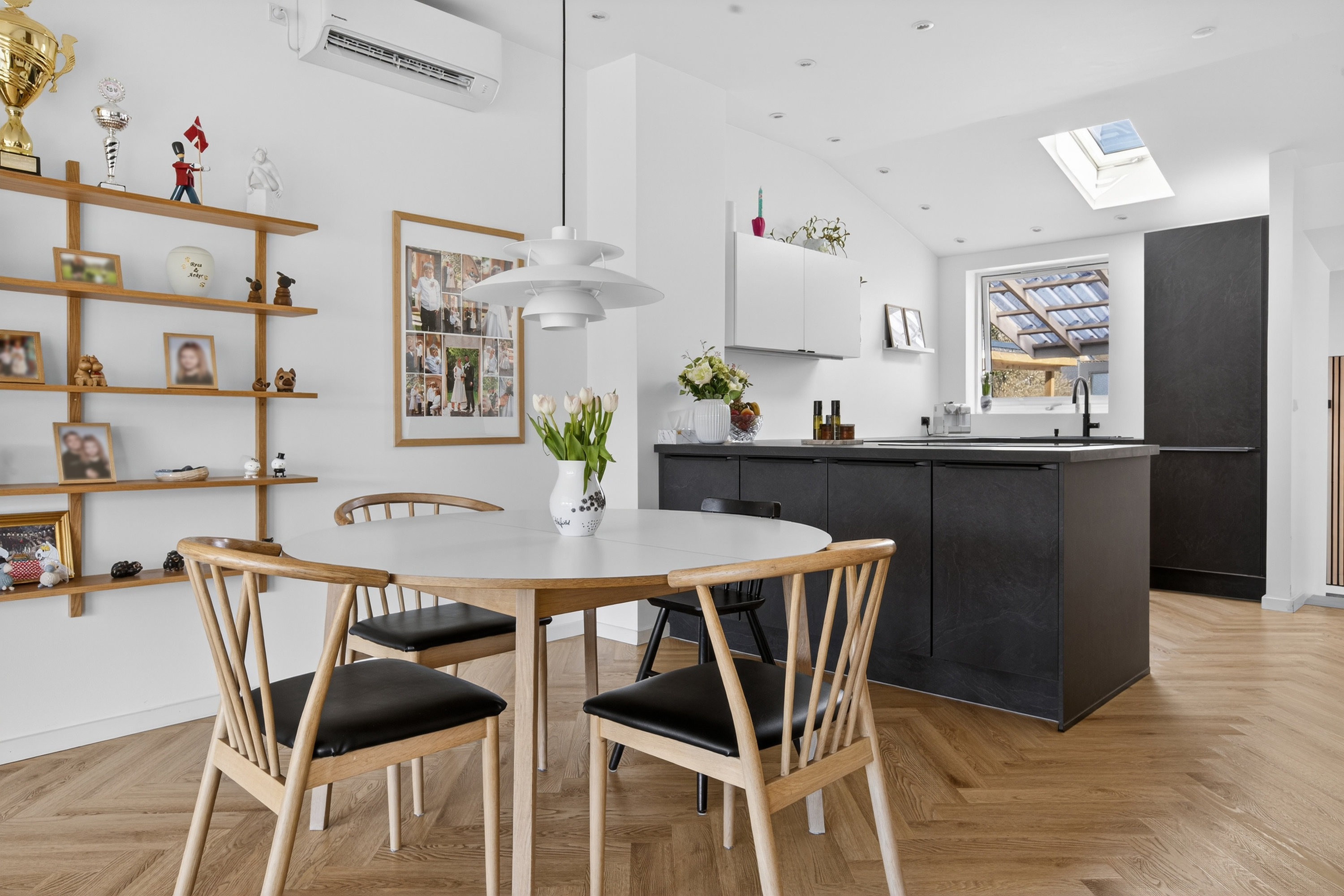 Fremhævet stue billede i fuldskærmstilstand. Billede af Ved Kagså 39, 2860 Søborg