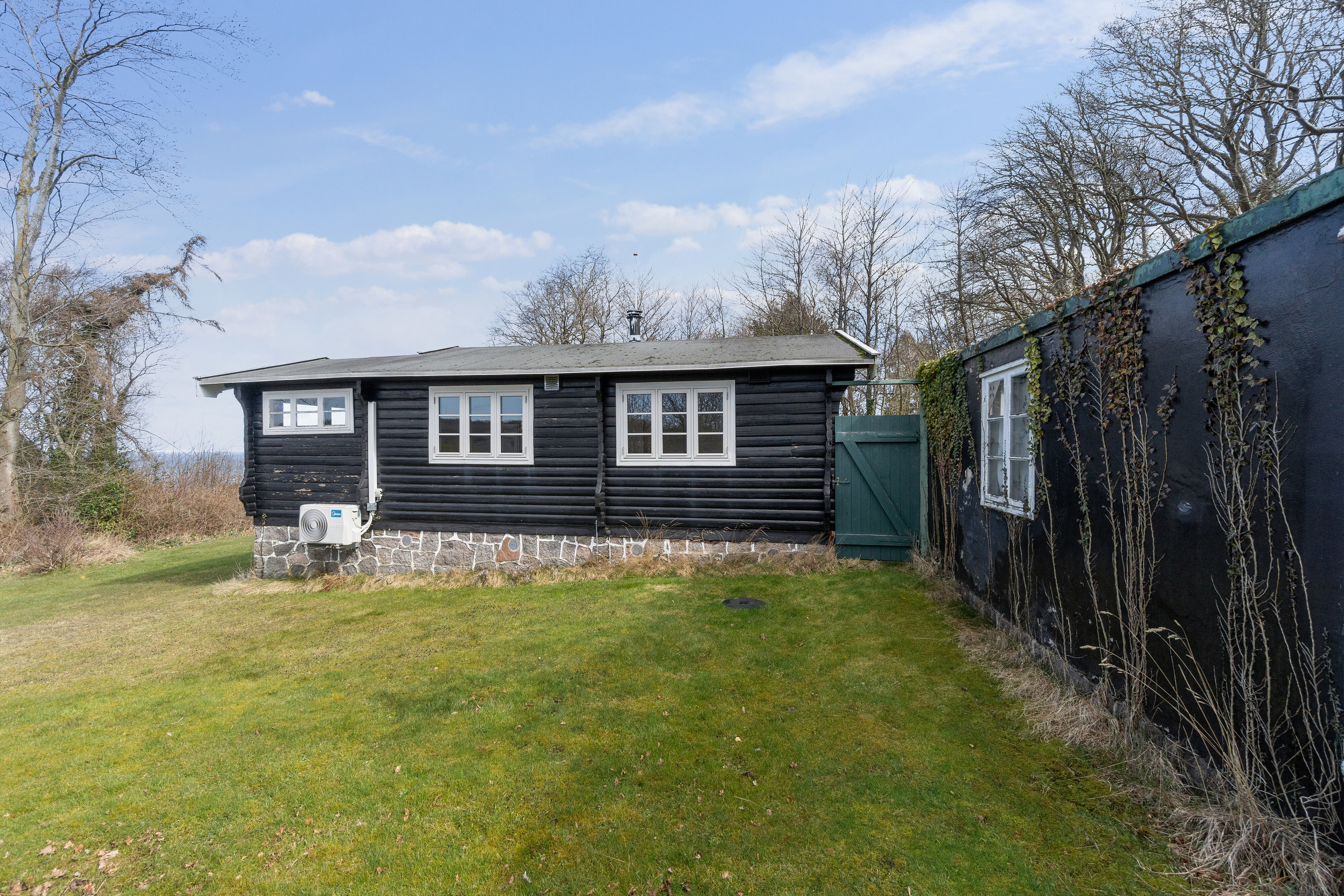 Fremhævet set fra haven billede i fuldskærmstilstand. Billede af Langebjergvej 13, Sandvig, 3770 Allinge