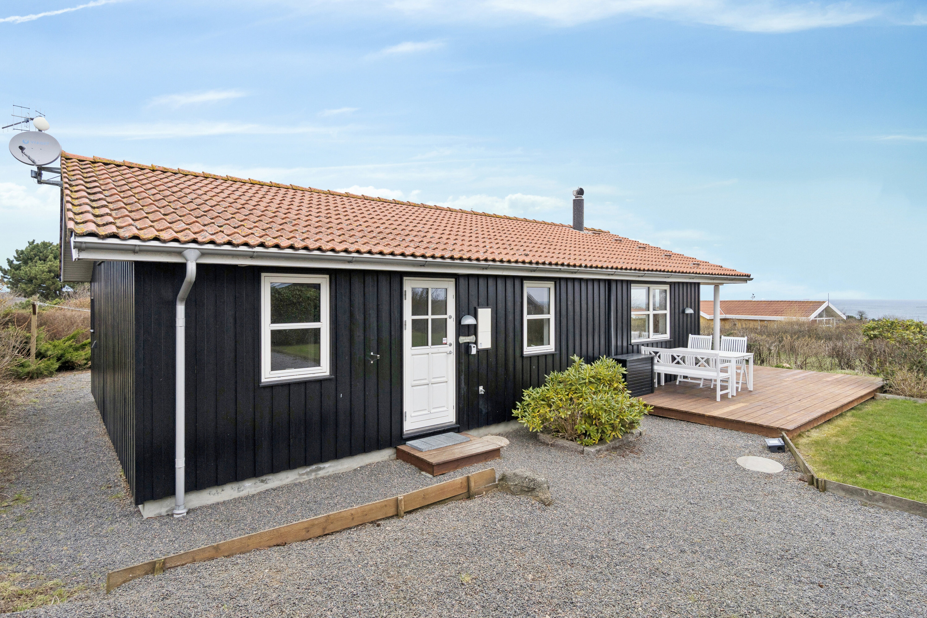 Fremhævet set fra vejen billede i fuldskærmstilstand. Billede af Asteløkken 1, Sandvig, 3770 Allinge