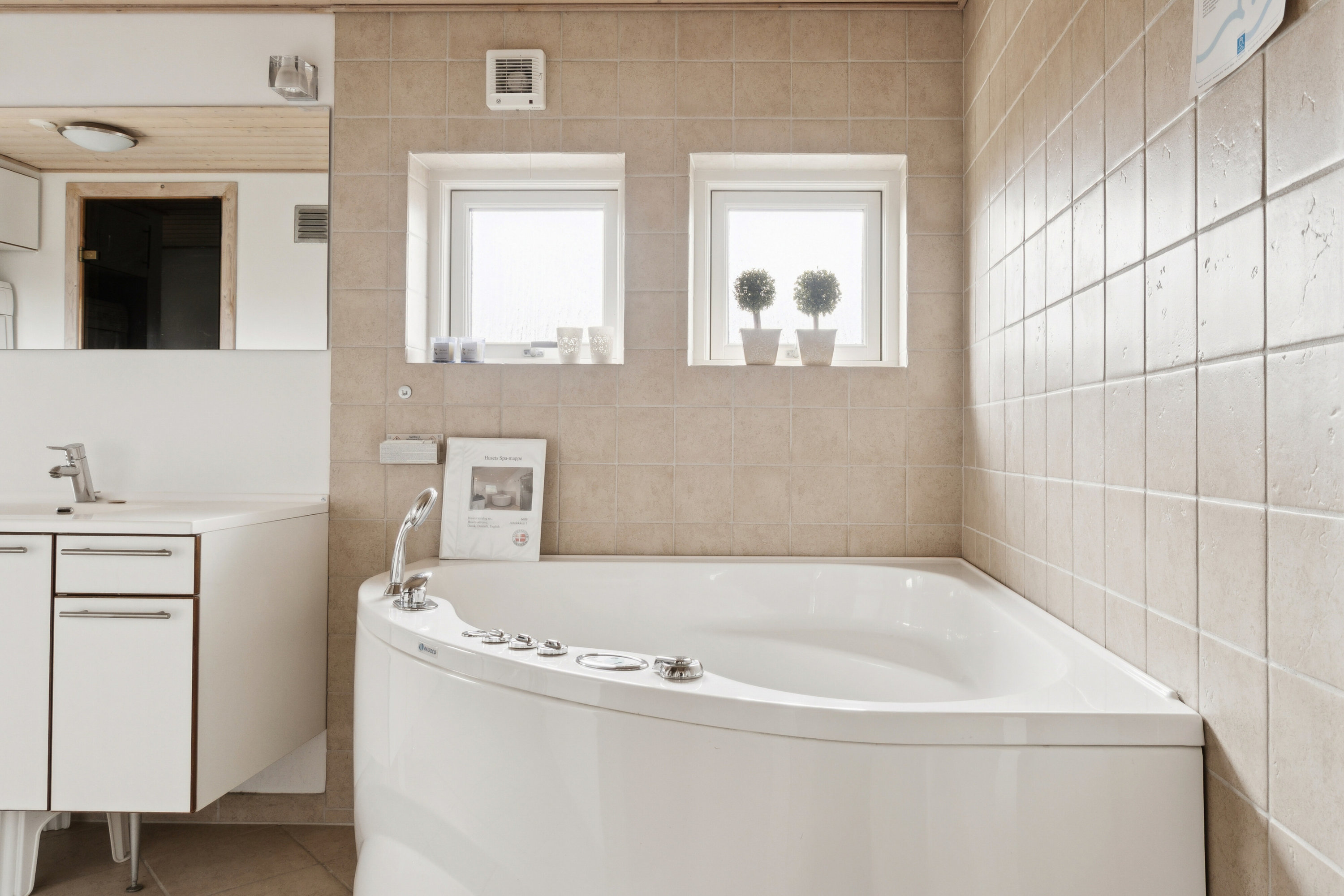 Fremhævet badeværelse billede i fuldskærmstilstand. Billede af Asteløkken 1, Sandvig, 3770 Allinge