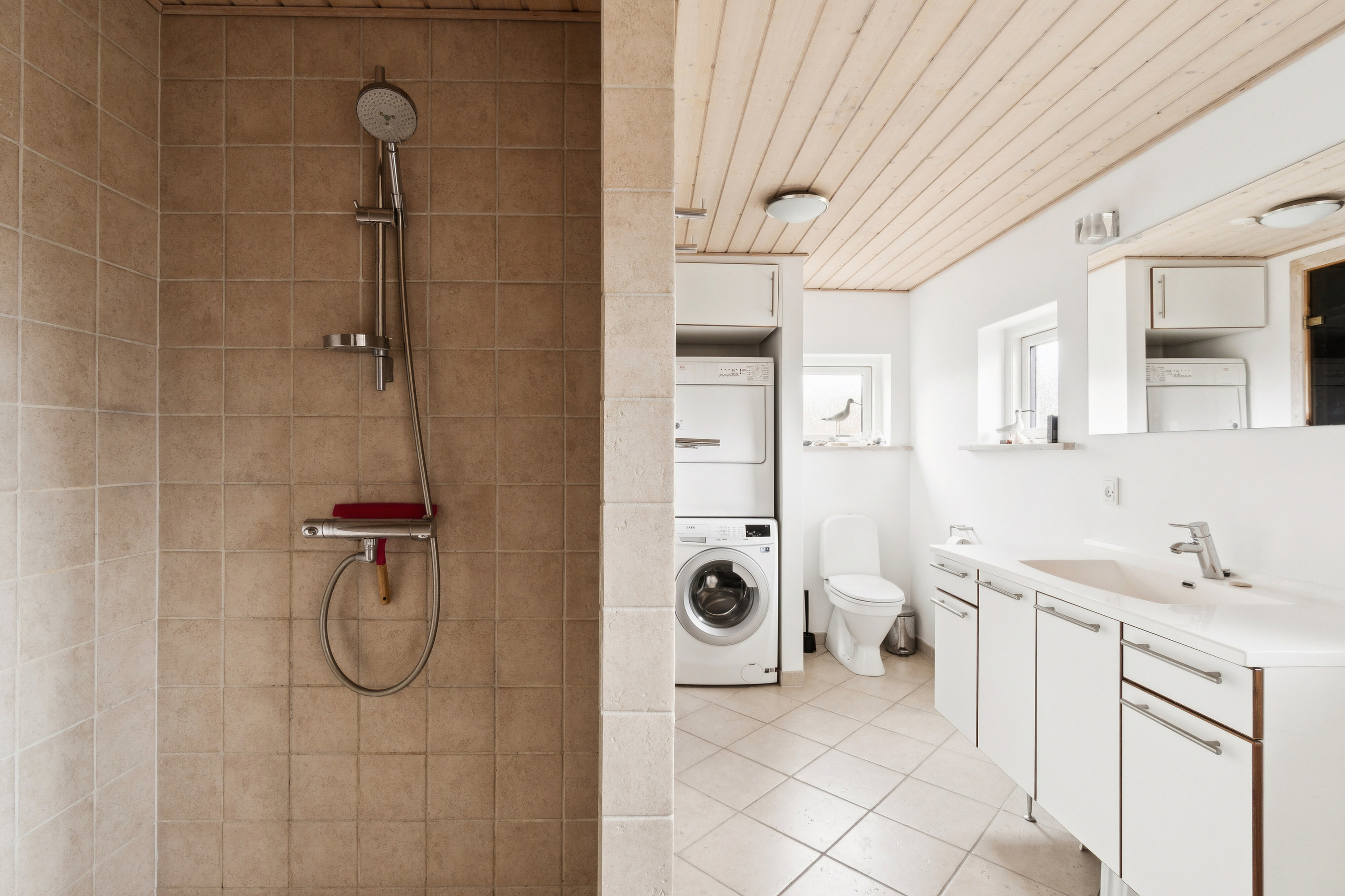 Fremhævet badeværelse billede i fuldskærmstilstand. Billede af Asteløkken 1, Sandvig, 3770 Allinge