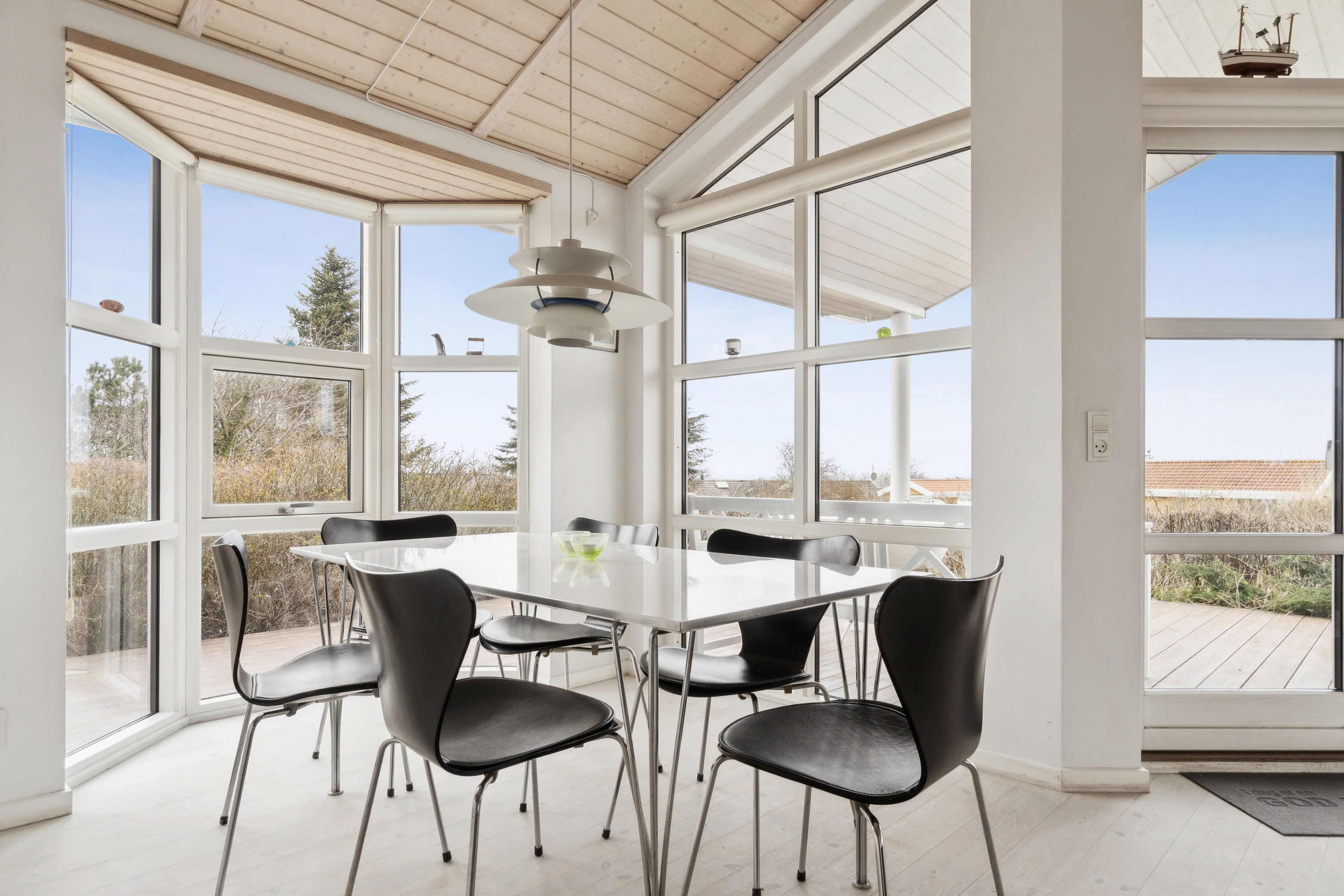 Fremhævet spisestue billede i fuldskærmstilstand. Billede af Asteløkken 1, Sandvig, 3770 Allinge