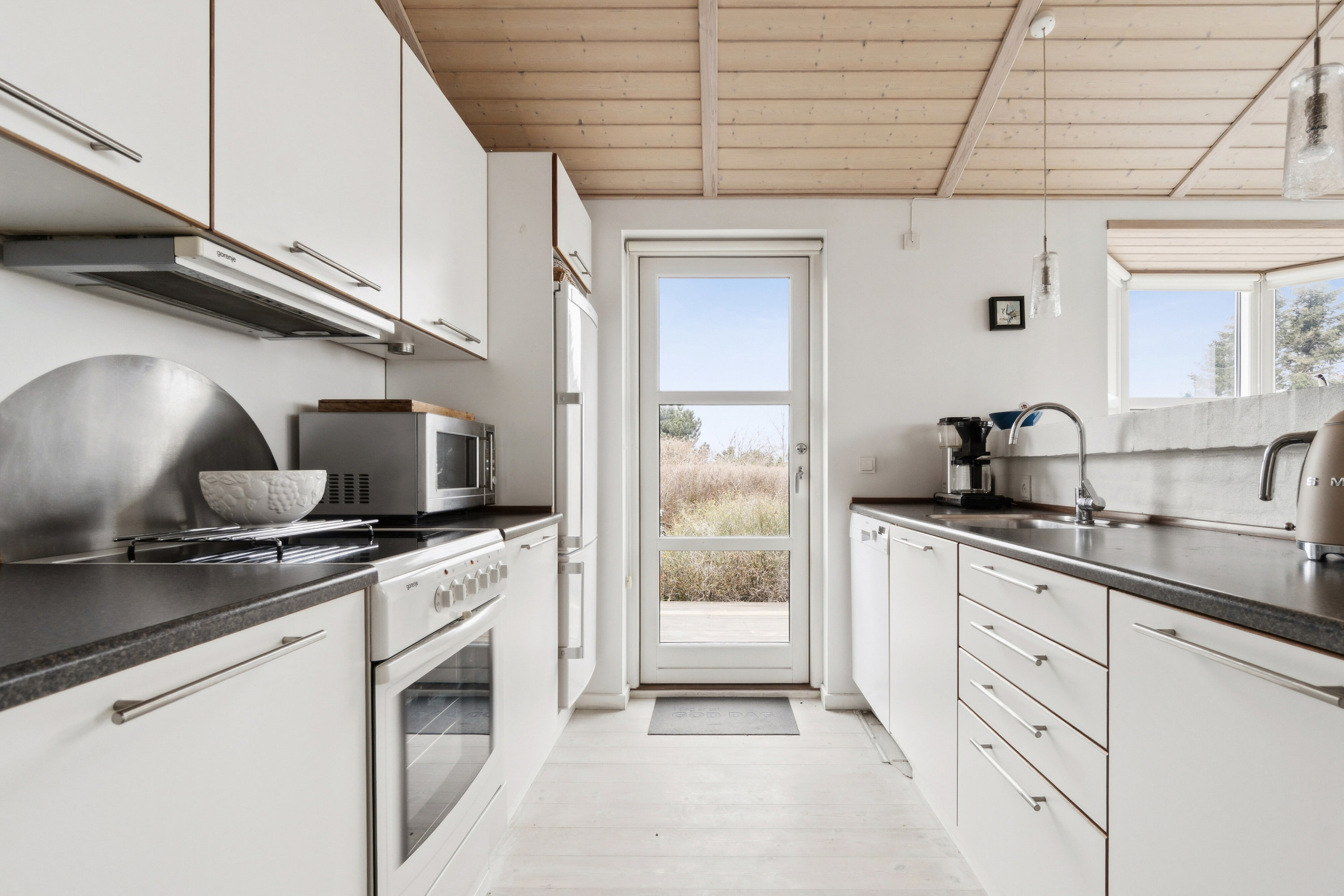 Fremhævet køkken billede i fuldskærmstilstand. Billede af Asteløkken 1, Sandvig, 3770 Allinge