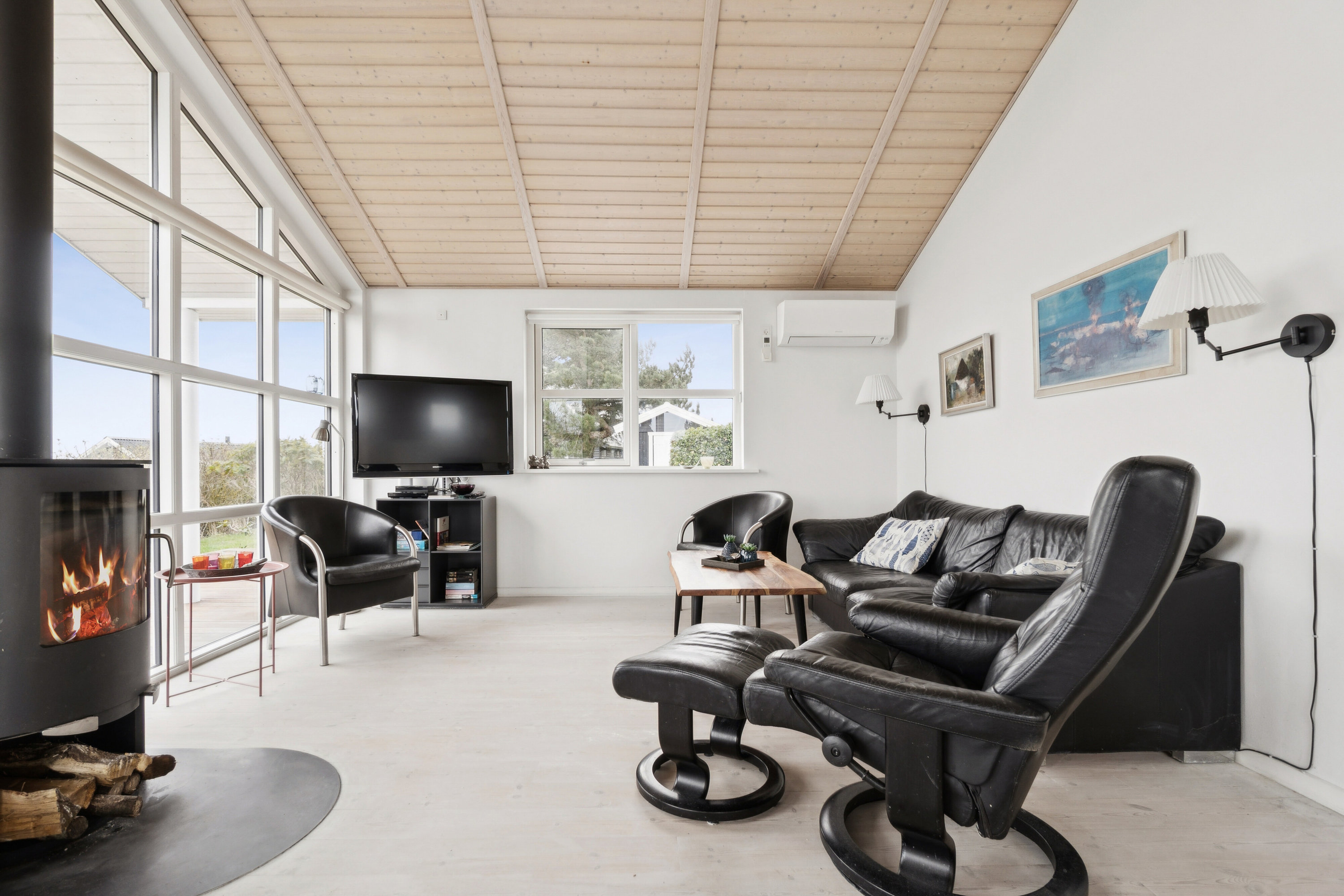 Fremhævet stue billede i fuldskærmstilstand. Billede af Asteløkken 1, Sandvig, 3770 Allinge