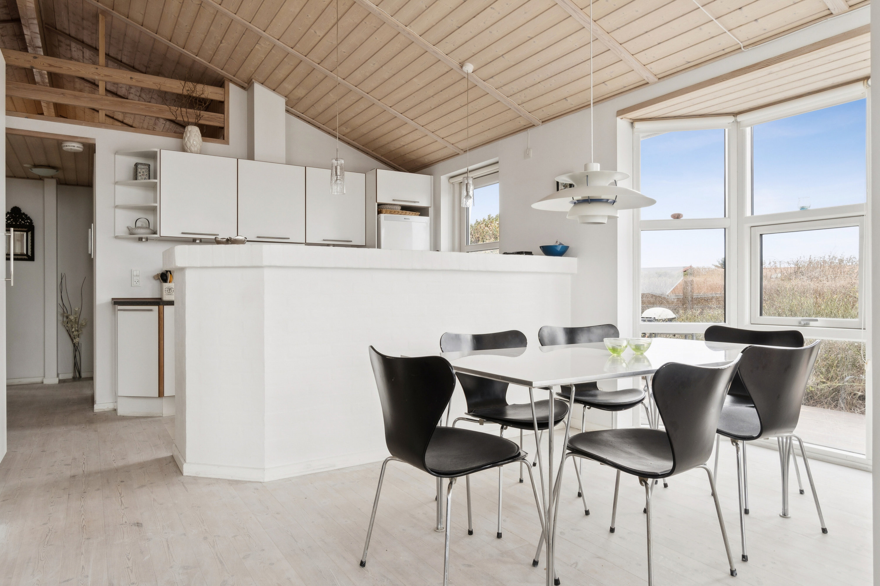 Fremhævet spisestue billede i fuldskærmstilstand. Billede af Asteløkken 1, Sandvig, 3770 Allinge