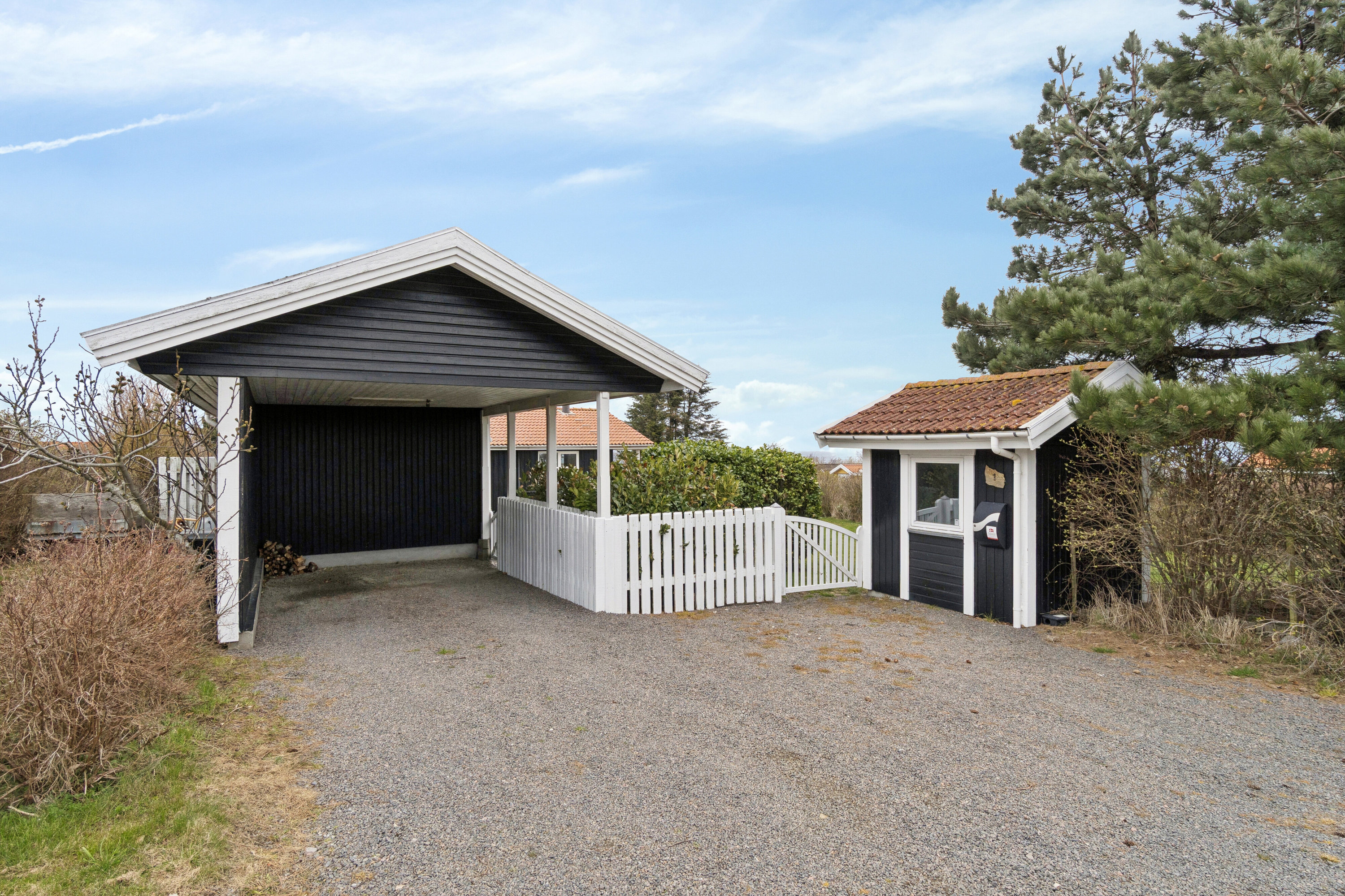 Fremhævet carport billede i fuldskærmstilstand. Billede af Asteløkken 1, Sandvig, 3770 Allinge