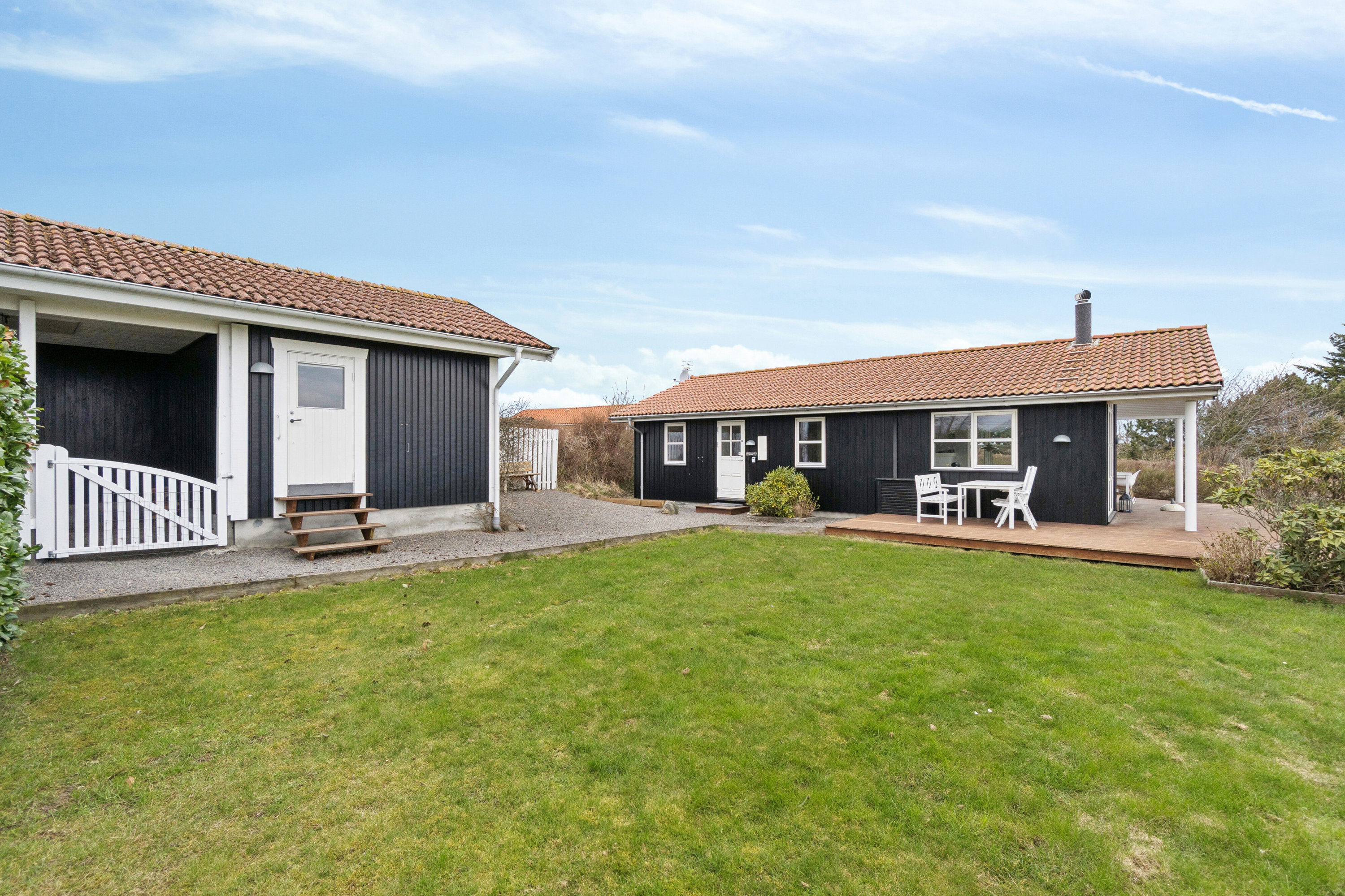 Fremhævet set fra haven billede i fuldskærmstilstand. Billede af Asteløkken 1, Sandvig, 3770 Allinge