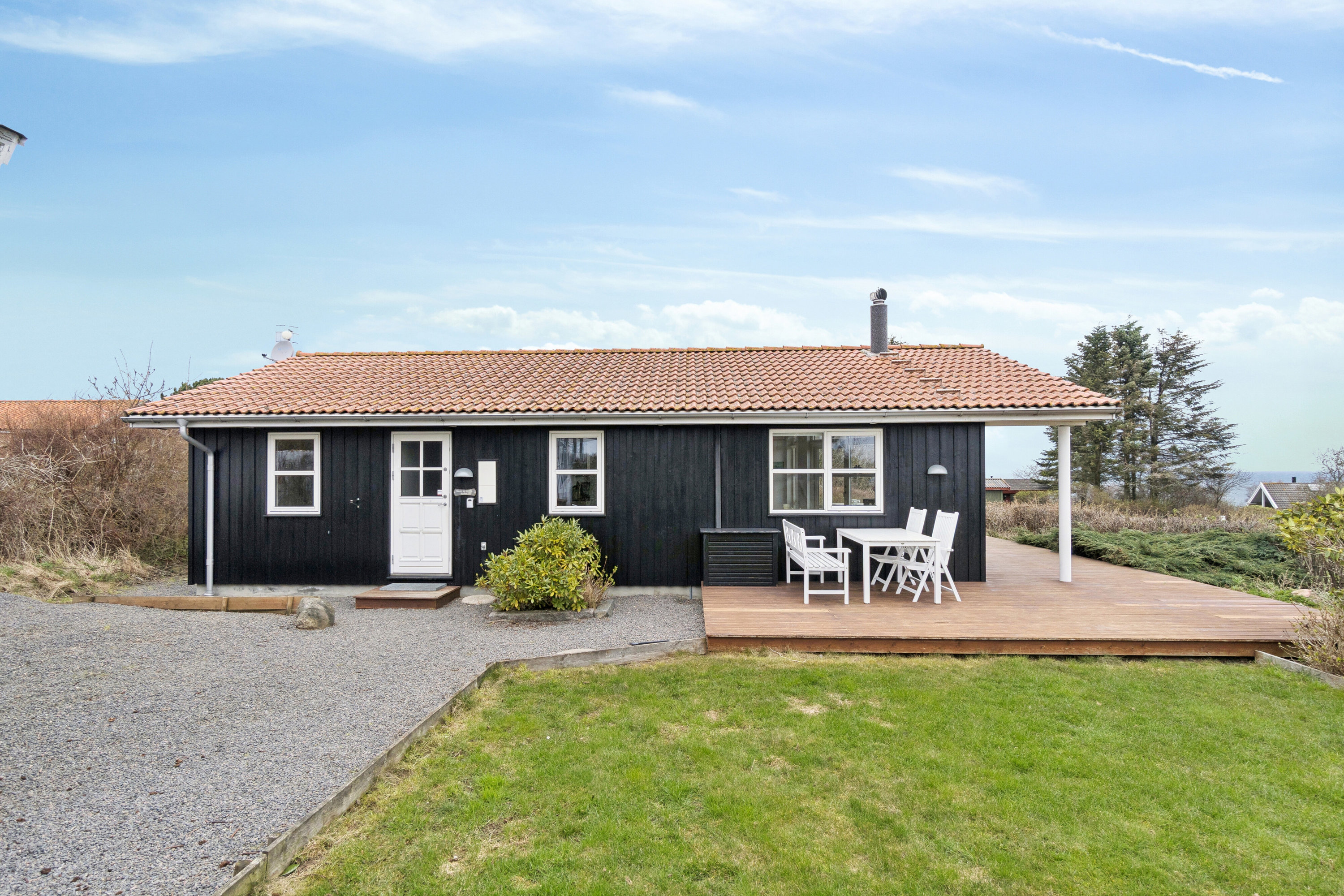 Fremhævet set fra vejen billede i fuldskærmstilstand. Billede af Asteløkken 1, Sandvig, 3770 Allinge