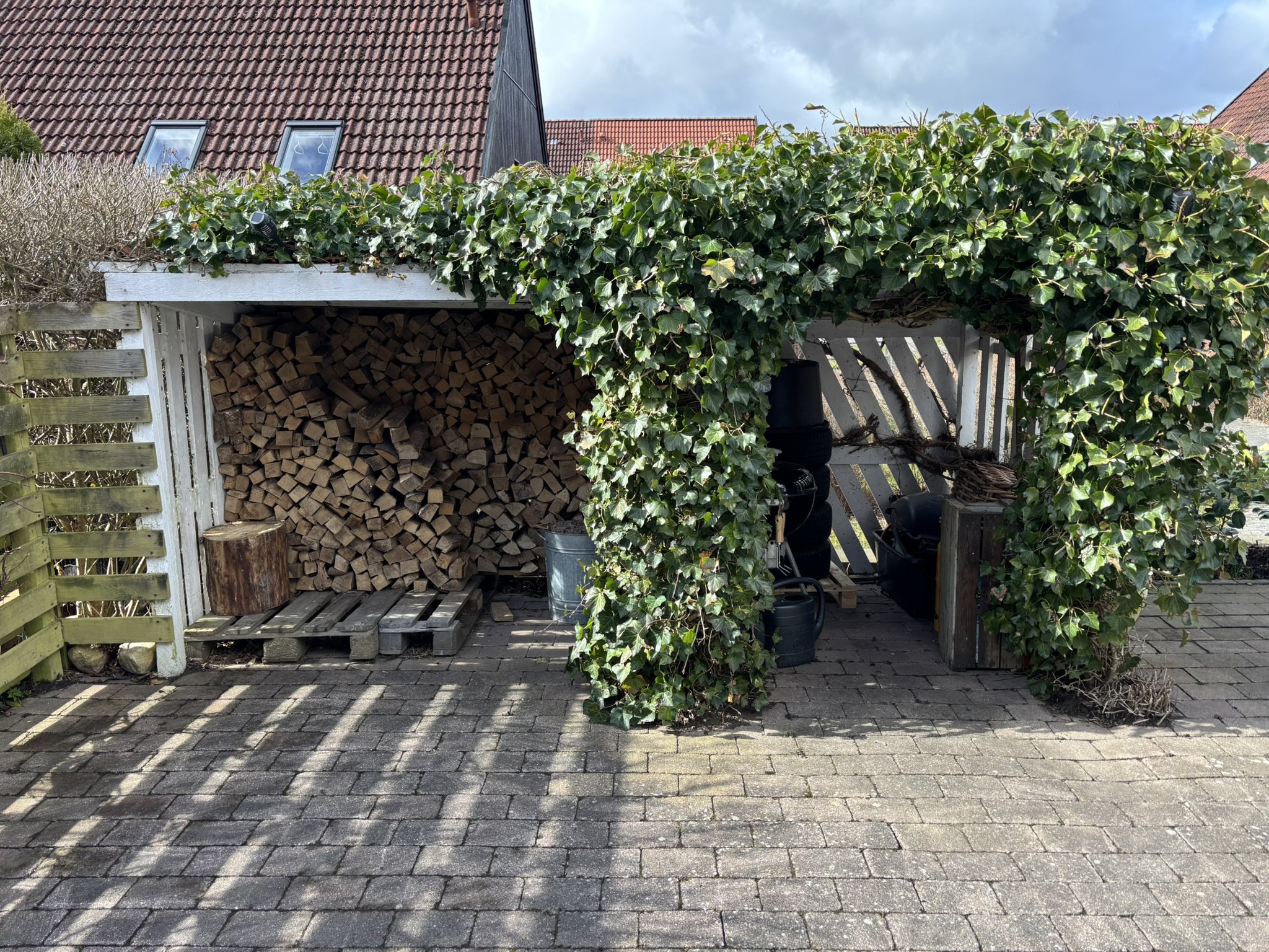 Fremhævet  billede i fuldskærmstilstand. Billede af Slåenbækken 6, Ny Hammersholt, 3400 Hillerød