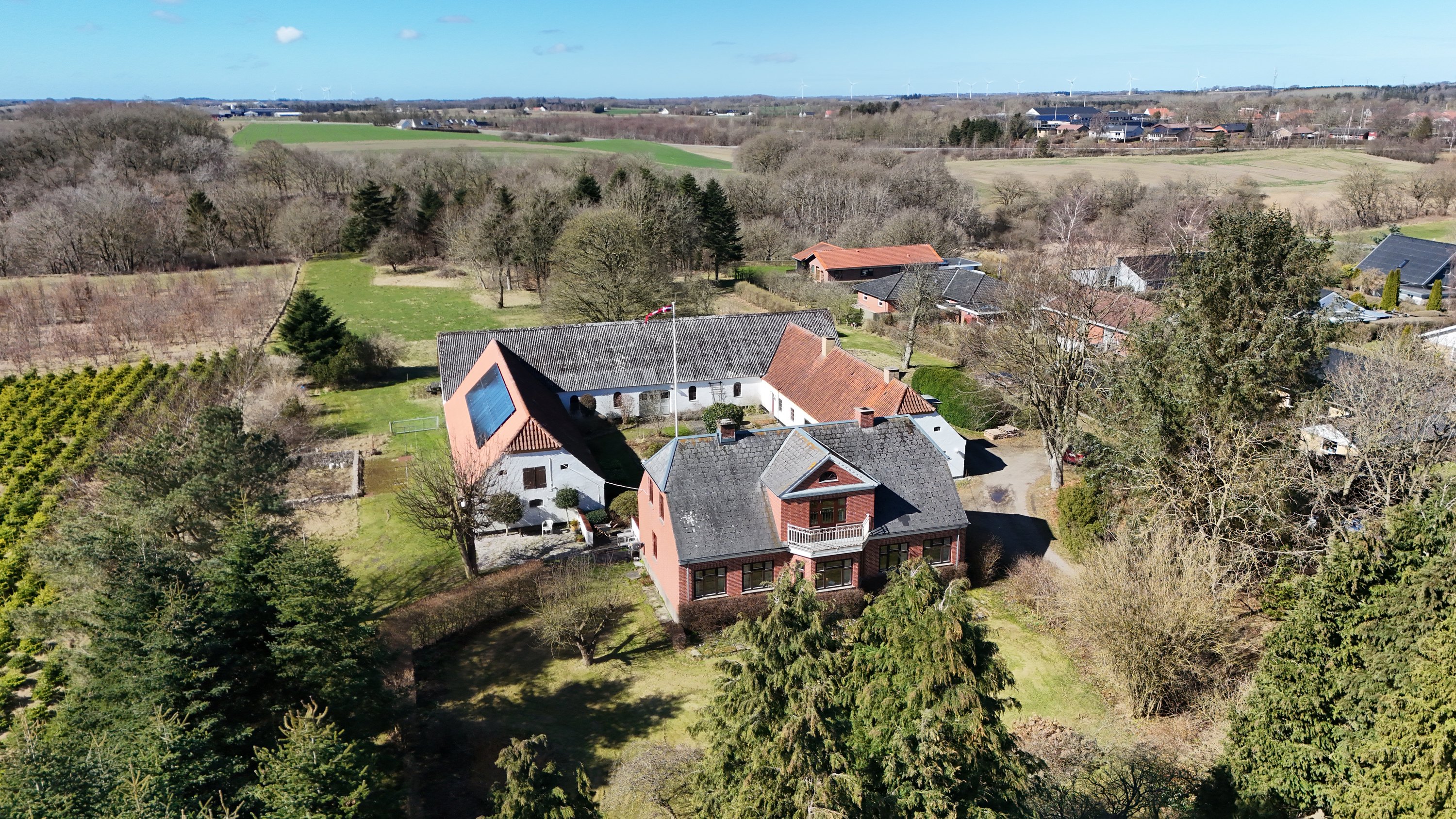 Fremhævet drone billede i fuldskærmstilstand. Billede af Frisdalsvej 16, Valsgård, 9500 Hobro