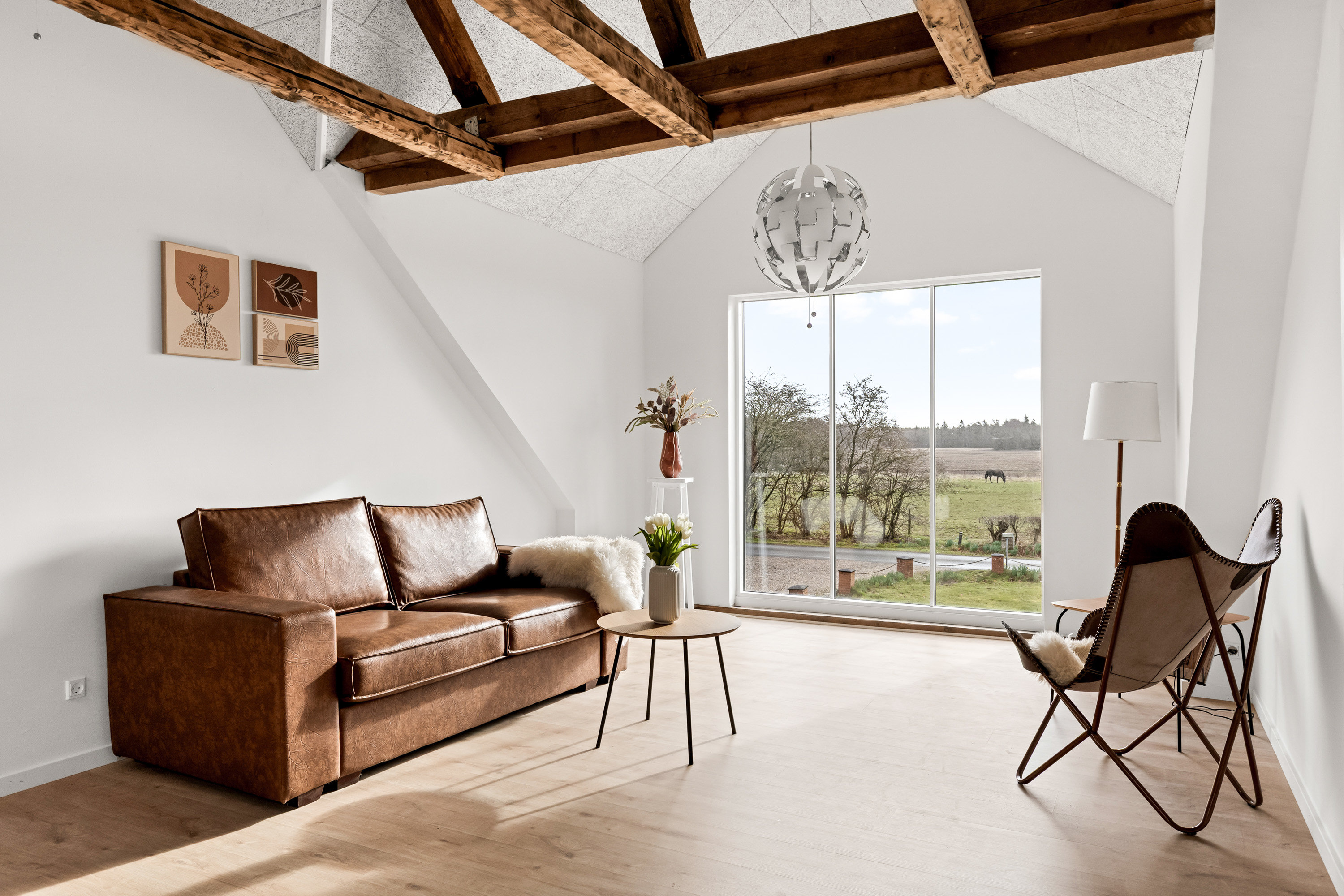 Fremhævet stue billede i fuldskærmstilstand. Billede af Povlskrovej 45, Overby, 6780 Skærbæk