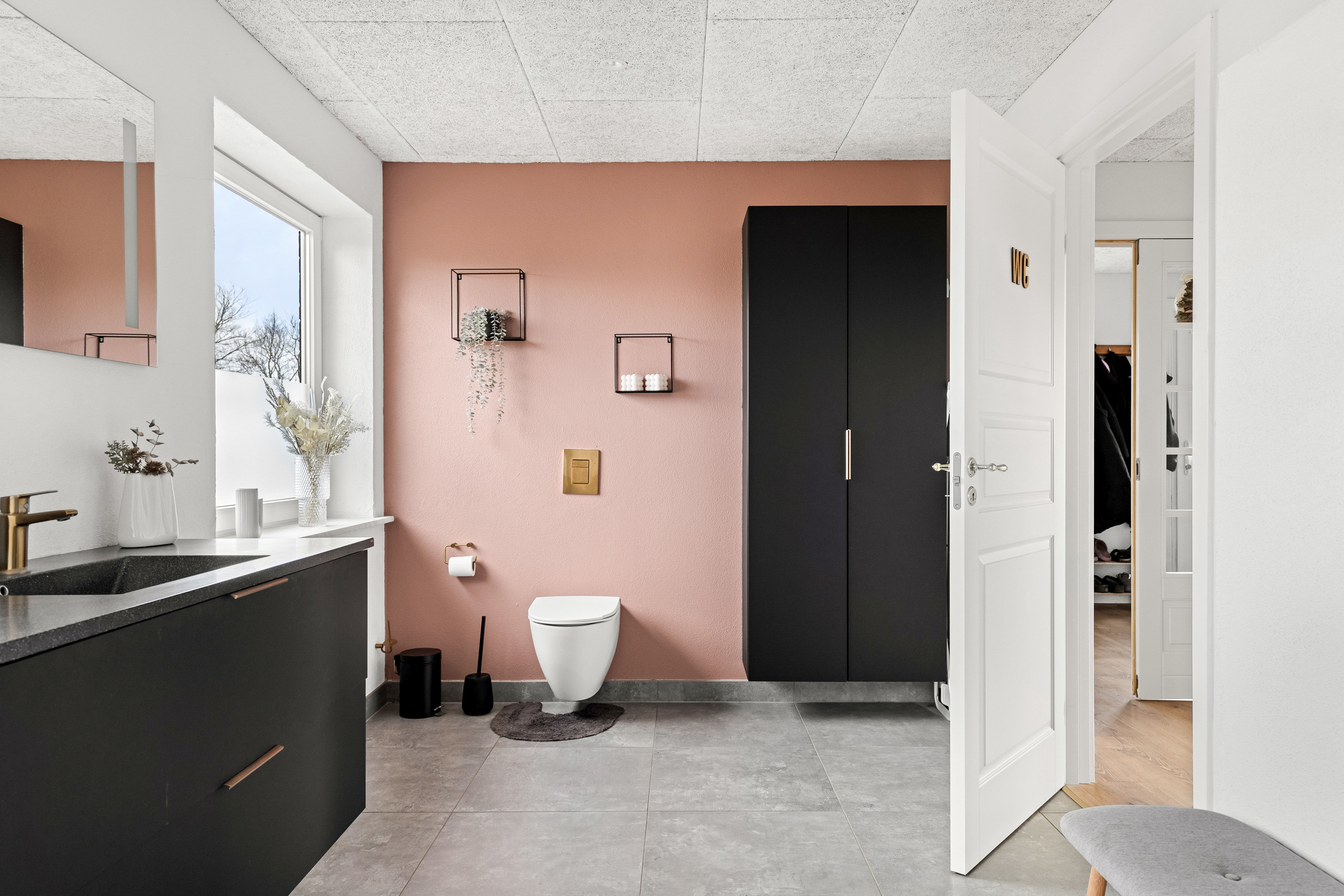 Fremhævet toilet billede i fuldskærmstilstand. Billede af Povlskrovej 45, Overby, 6780 Skærbæk