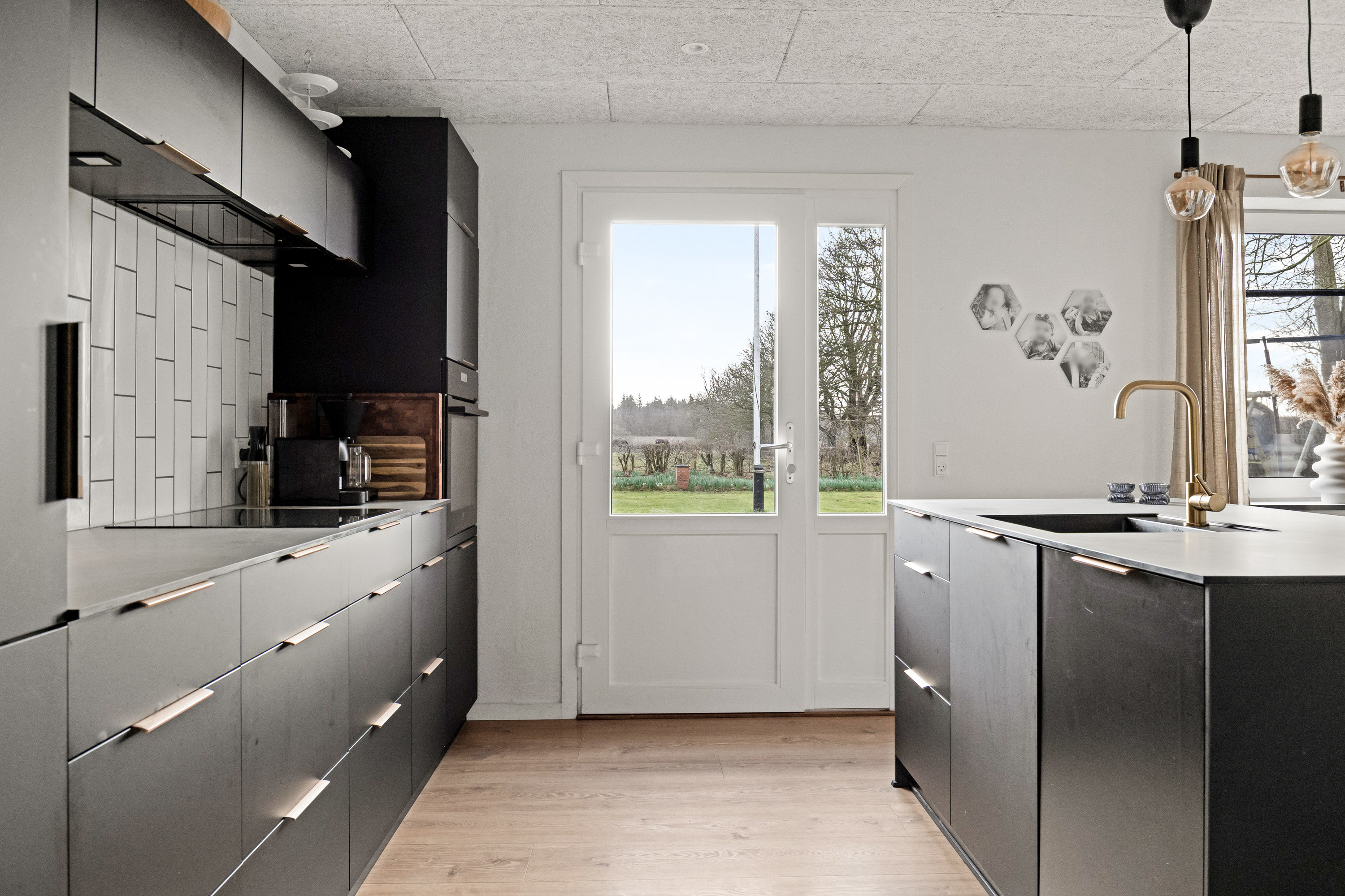 Fremhævet køkken billede i fuldskærmstilstand. Billede af Povlskrovej 45, Overby, 6780 Skærbæk