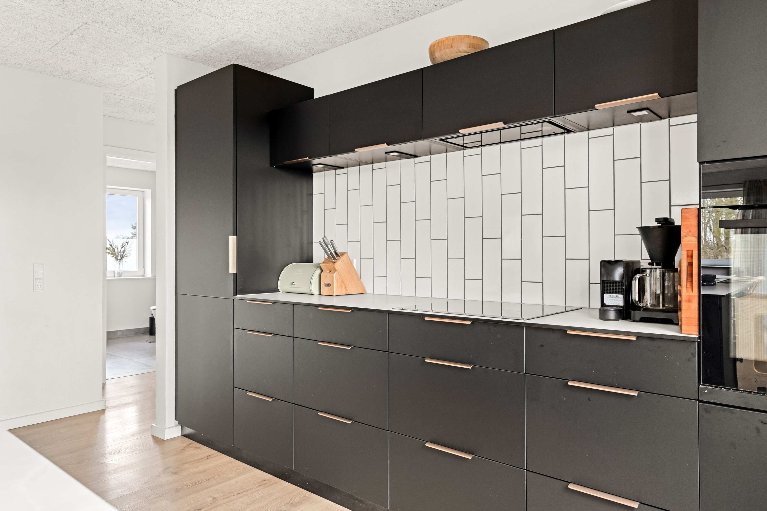 Fremhævet køkken billede i fuldskærmstilstand. Billede af Povlskrovej 45, Overby, 6780 Skærbæk