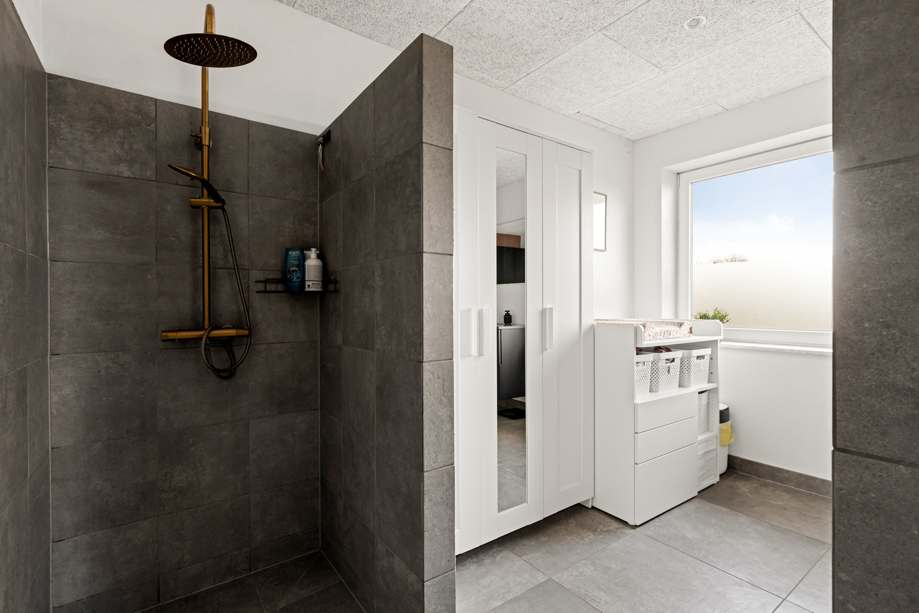 Fremhævet badeværelse billede i fuldskærmstilstand. Billede af Povlskrovej 45, Overby, 6780 Skærbæk